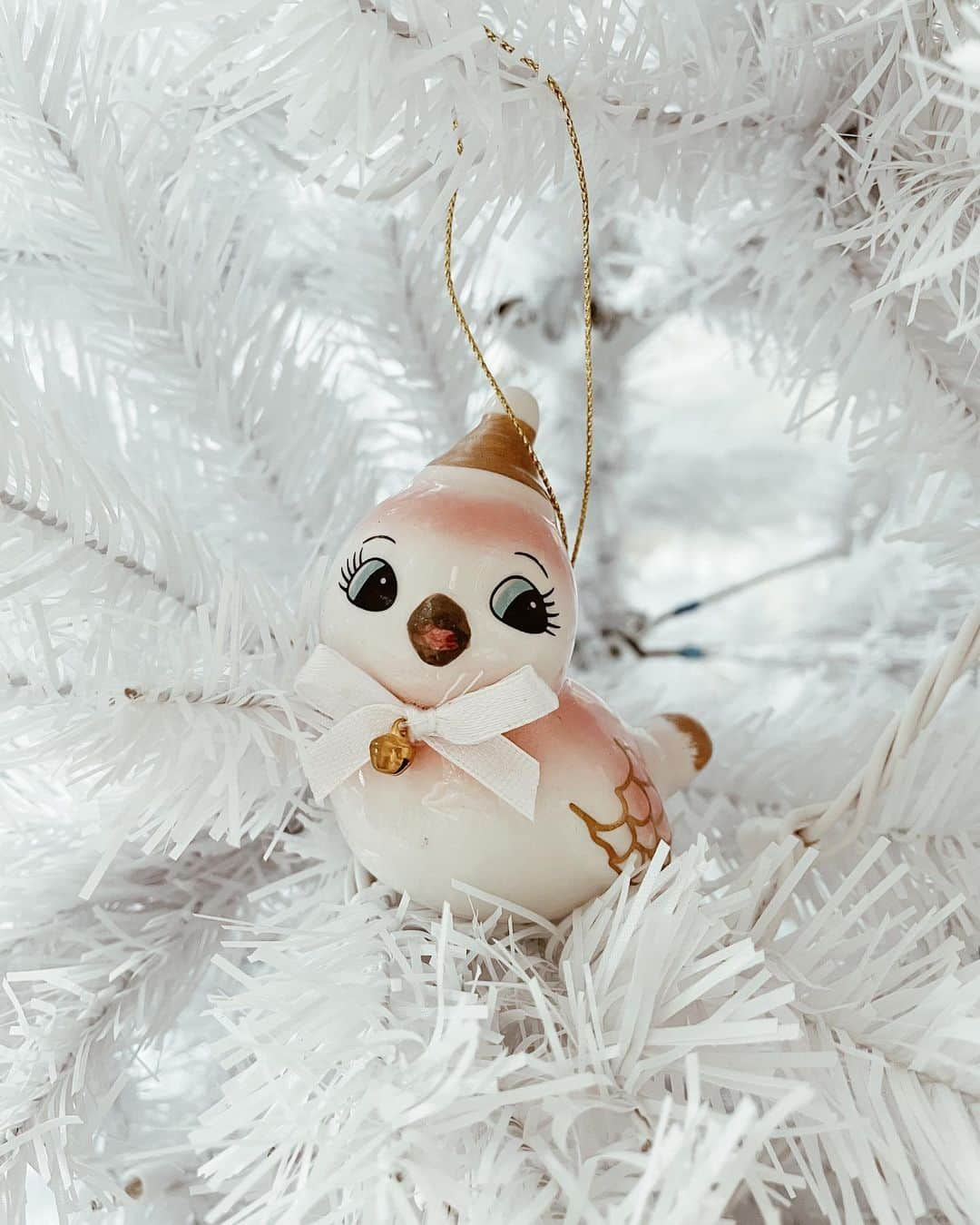 ジェシカ・ヴィルさんのインスタグラム写真 - (ジェシカ・ヴィルInstagram)「My nails made by the dear @nailsbybabyy are perfectly matching with the theme of my Christmas tree! ✨ I went for an all white tree with gold white and brown round ornaments and included pink 1950s style accent ornaments that I found at Target for 5 bucks each! Lefton would be proud 🦢」12月1日 5時11分 - jbunzie