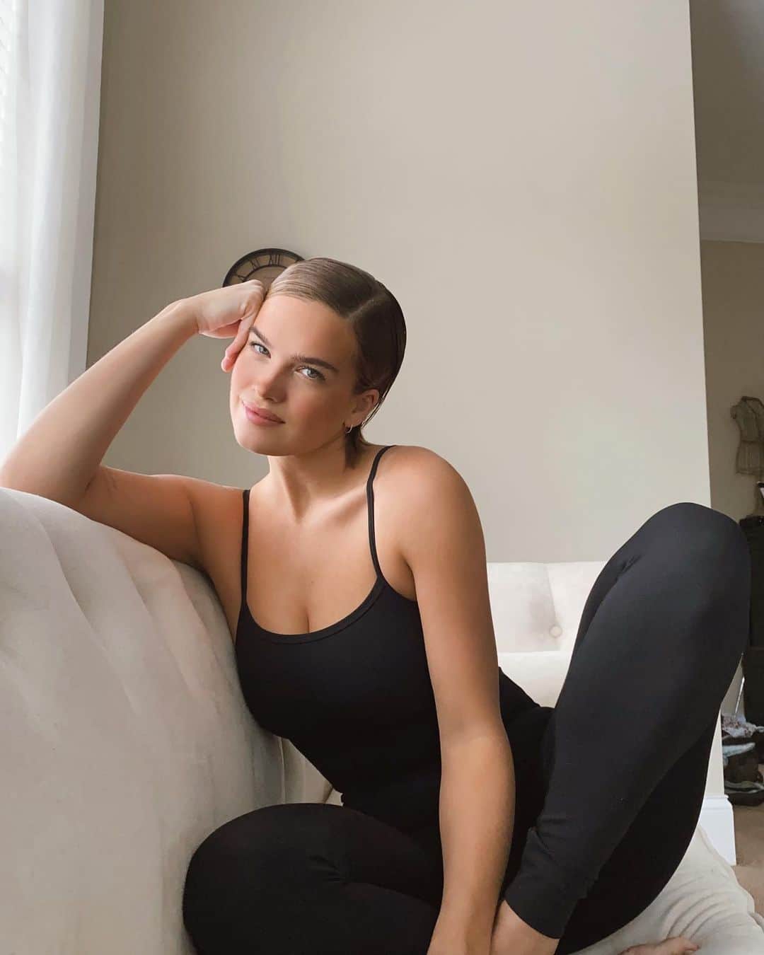 ストーミ・ヘンレイのインスタグラム：「Lounging around in my @pildoranow unitard, thinking about becoming a ballerina, do you think it’s too late? Lol」
