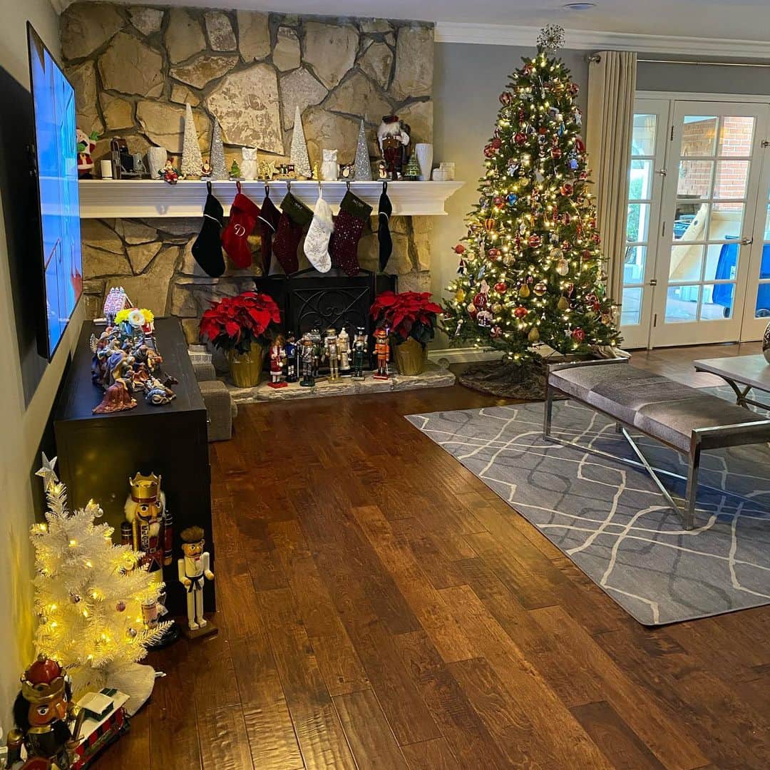 ヘザー・マクドナルドのインスタグラム：「Decorated! I wonder if I’ll ever get rid of all the cute kid decorations and start all over with some cohesive glam tree with only silver and white decorations or pink and ironic. Definitely, don’t have the desire this year. What are your thoughts? #christmasdecor #holidayseason」