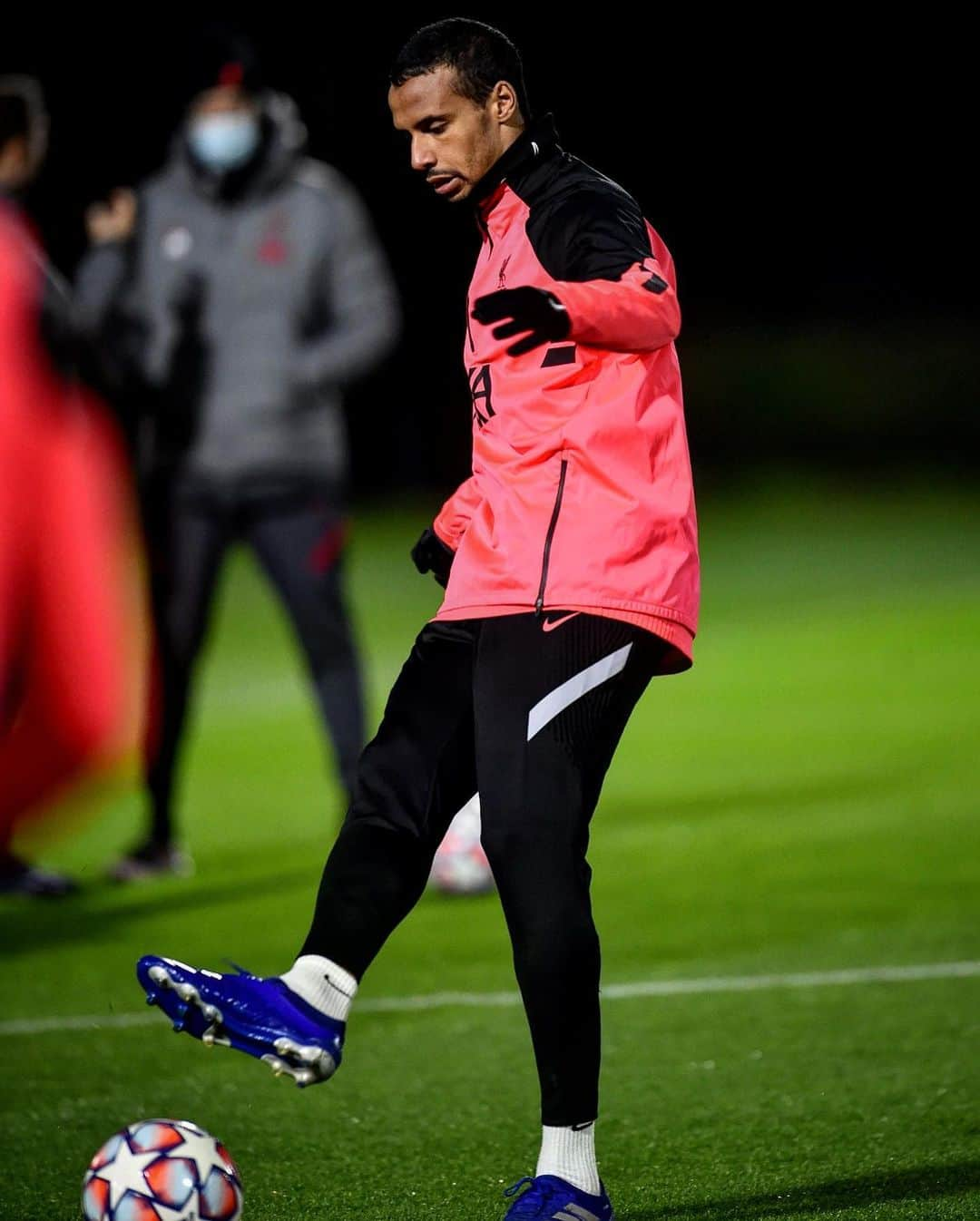 リヴァプールFCさんのインスタグラム写真 - (リヴァプールFCInstagram)「Final session ✔️ Big @championsleague game tomorrow. Score predictions, Reds?? 🧐 #UCL #ChampionsLeague #LFC #LiverpoolFC」12月1日 5時21分 - liverpoolfc