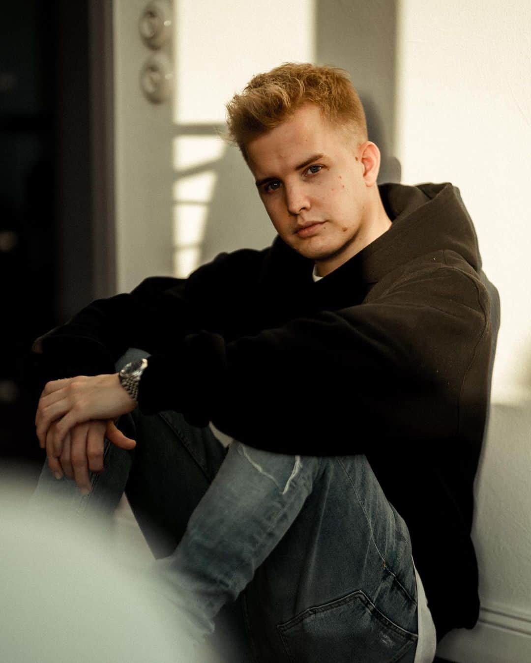 のインスタグラム：「#beton steht jetzt bei über 900.000 Streams 🔥 ihr seid echt der hammer! Danke für den Support ❤️ #kayef」