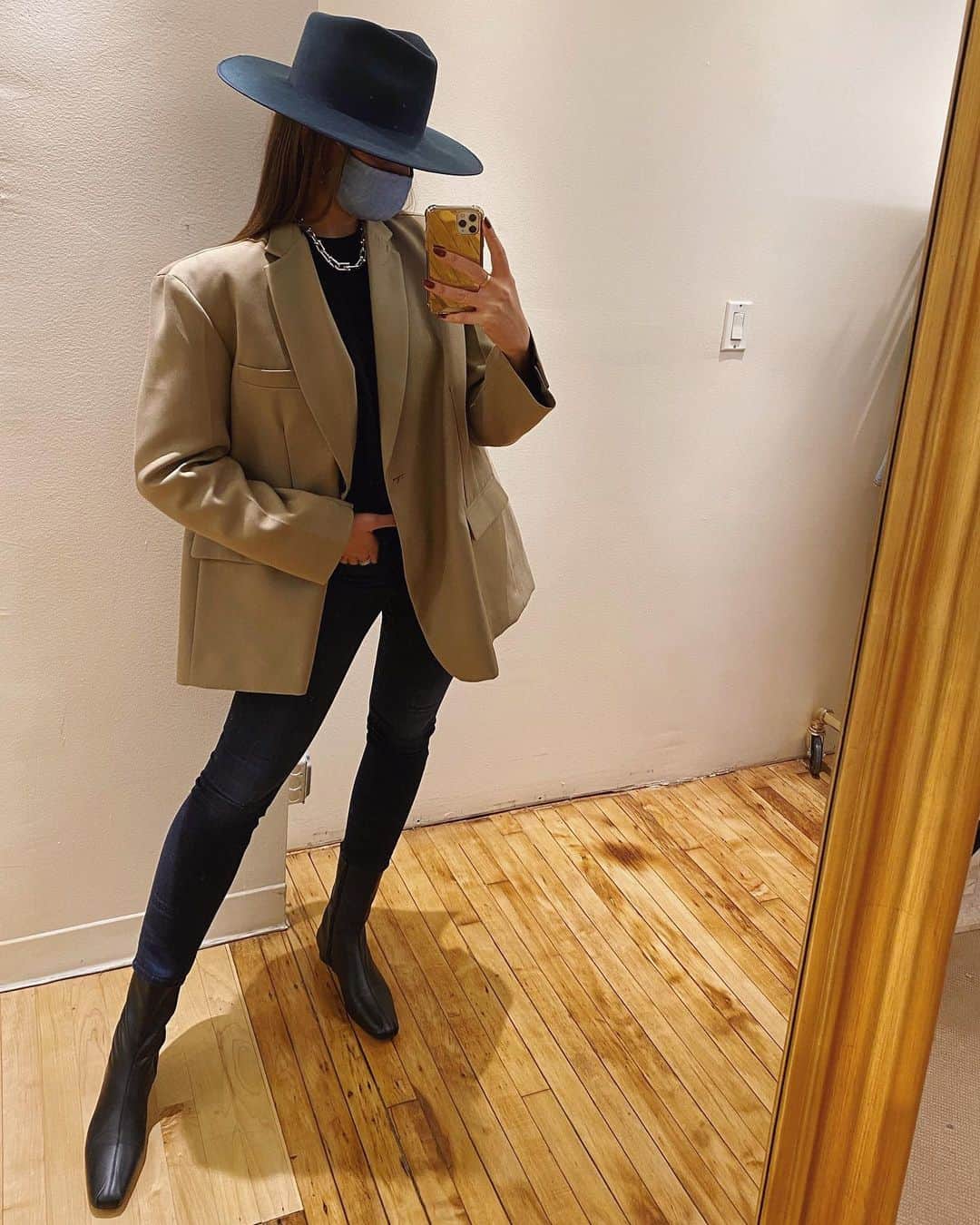We Wore Whatのインスタグラム：「Working on Spring/Summer denim all day - if there’s anything style wise you want to see comment it below! Maybe shorter inseams?!」