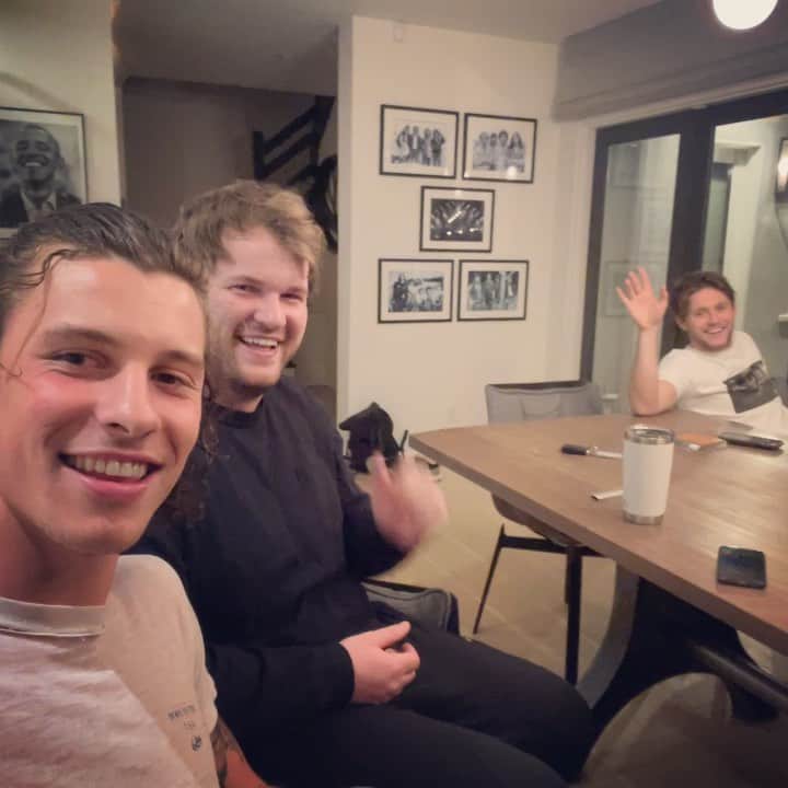 ショーン・メンデスのインスタグラム：「One stop photo drop friends, puppies and coffee. All the good things ❤️」