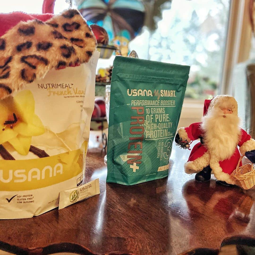 ダニエル・イートンさんのインスタグラム写真 - (ダニエル・イートンInstagram)「Be sure to add your favorite @usanainc products to this years holiday shopping list. These are just some of my favorites to add to my daily routine. Happy holidays 🎄☃️」12月1日 5時43分 - danielpeaton