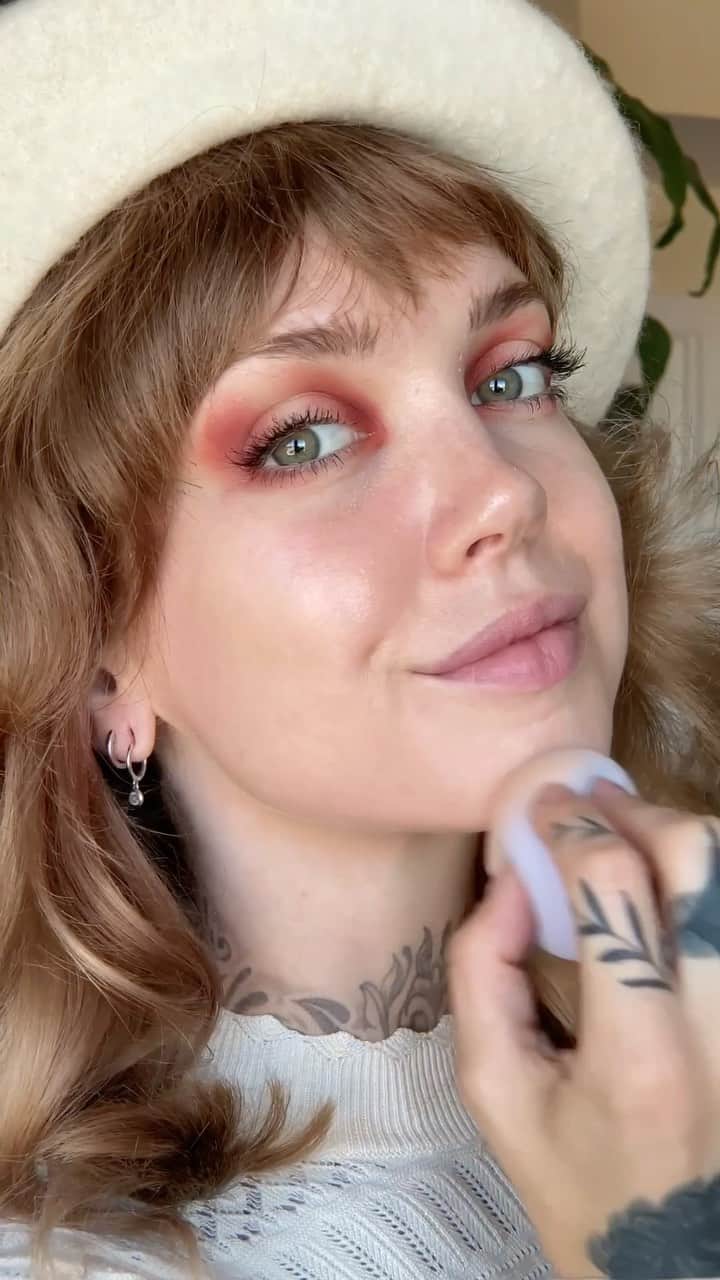 サラ・Xのインスタグラム：「Here’s how I used all my @ipsy November products in one day! I loved the look I created, when I first tried the shadow it had WAY more color payoff than I expected! You should know by now I love a chance to try some new skincare, and I definitely think a few of these will make it into regular rotation. Love IPSY for finding new gems I might not have otherwise!  Products shown in order: @nomadmakeup NOMAD x Tuscany Intense Eyeshadow Palette (they really are intense!) @wander_beauty Nude Illusion Liquid Foundation in Light @thebalm Will Powder Blush in Stamina  @ofracosmetics Highlighter in Blissful @illamasqua Loaded Lip Polish in Glaze  @milkmakeup Matcha Cleanser @makeupdrop Super Silver Haze Purifying Face Mask @thecottagegreenhouse Pomegranate Facial Serum @h2oplus Hydration Oasis Refreshing Gel Moisturizer @thisworks Deep Sleep Pillow Spray  #makeupsubscription #subscriptionbox #holidaymakeup #redeyeshadow」