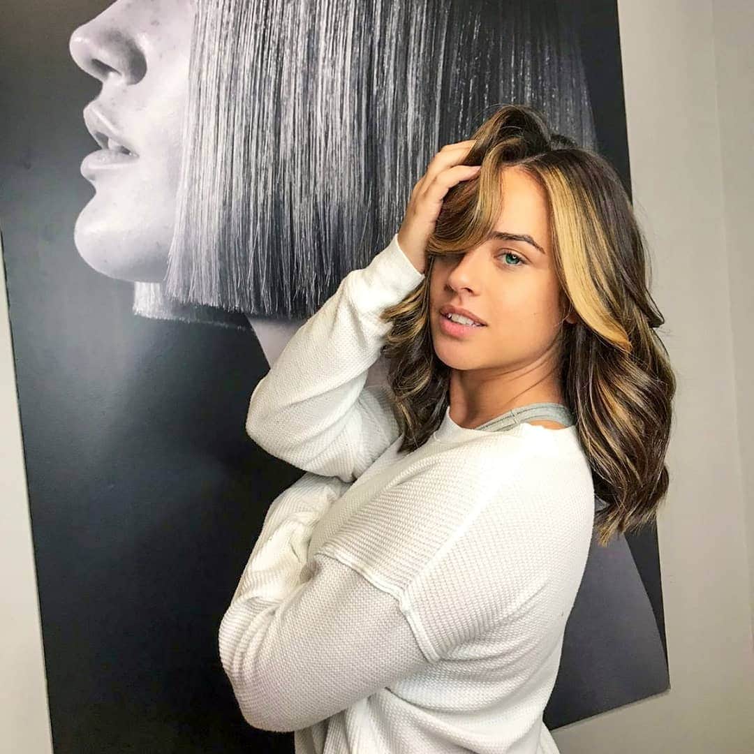 ジョージア・メイ・フットのインスタグラム：「New Hair Who Dis 🙋🏽‍♀️   Thank you so so much to @dacha_hair and @janjaaaa_ for giving my hair life out here in Serbia! What a dream! I 💜 it!」