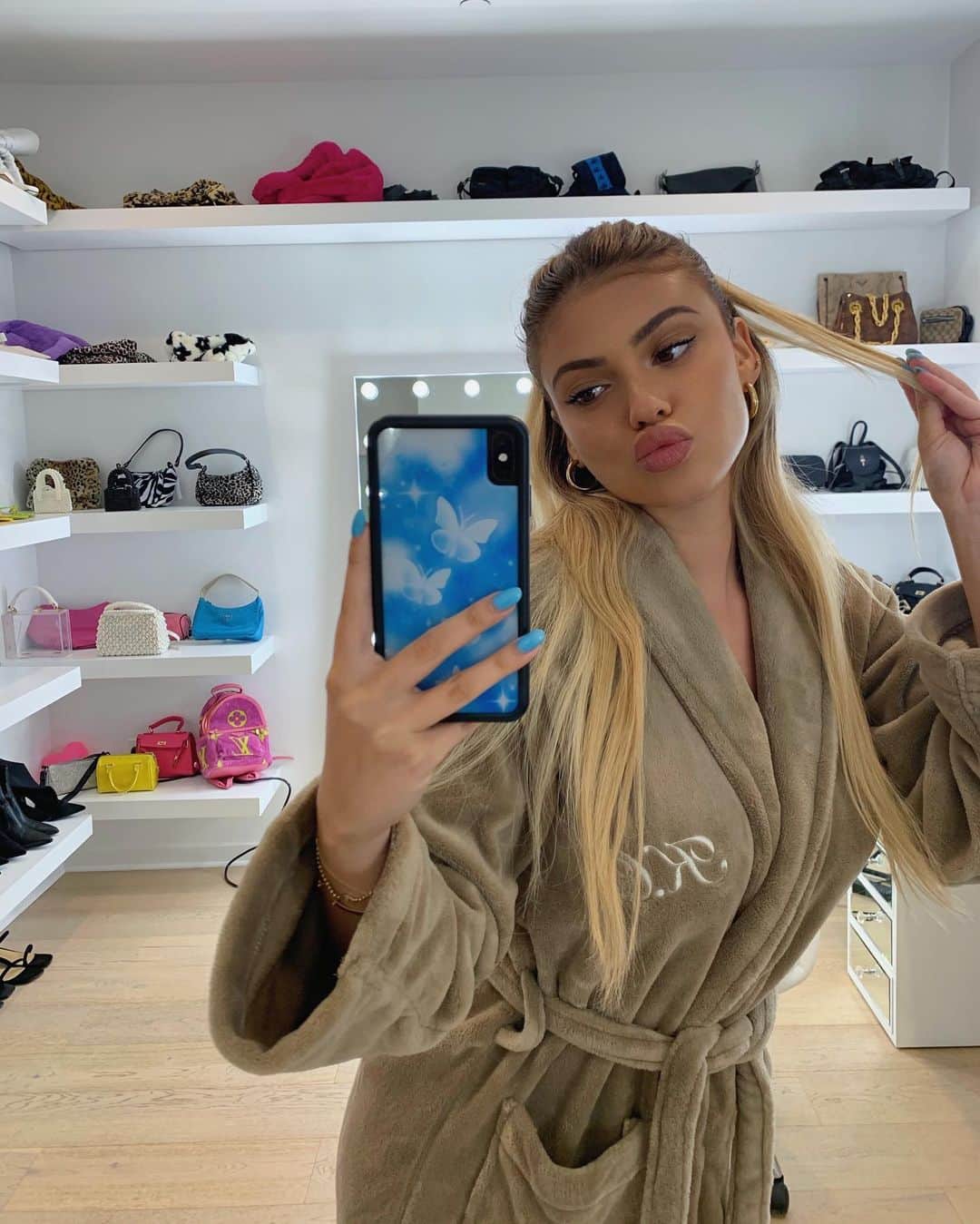 のインスタグラム：「wearing my personalized robe from @leolive !!! 🎄 🎄🎄🎄 cutest christmas present idea  #leolive #weareitloveitshowit KELSEY10」