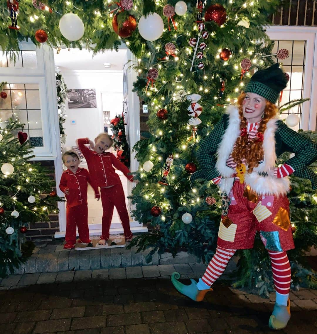 ビリー・フェアーズさんのインスタグラム写真 - (ビリー・フェアーズInstagram)「Look who come to visit all the way from the North Pole 🥰🎄😍✨   Pop the elf !!! And she delivered two very cheeky elves to keep a close eye on Nelly and Arthur 😉 Let the fun and games begin 😉🥰❤️🎄😅✨   @elfexpressltd  Pjs ~ my @georgeatasda collection ❤️」12月1日 5時39分 - billieshepherdofficial