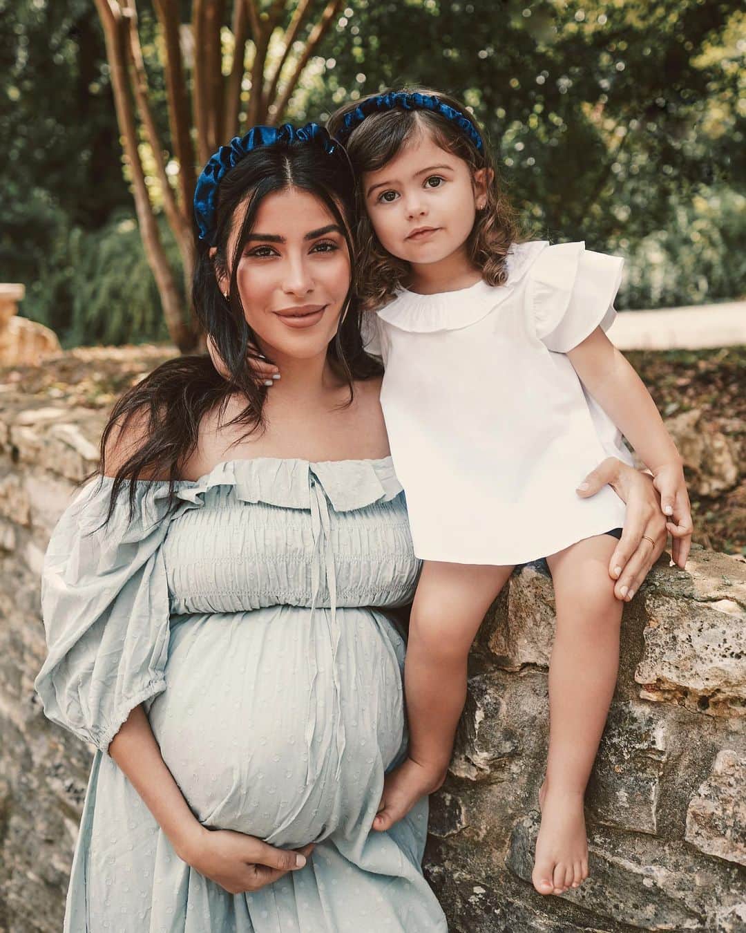 Sazan Hendrixさんのインスタグラム写真 - (Sazan HendrixInstagram)「Because every mama needs a twinning moment with her mini 💙 One of my faves from our mommy & me shoot 🥰 Shot by the talented @jonvolk ✨ see our full line of #mommyandme hair accessories for a limited time now at @walmart 🔹@scunci @conair #sazanxprimrose #happyholidays #sazanxconair #sazanxscunci」12月1日 5時52分 - sazan