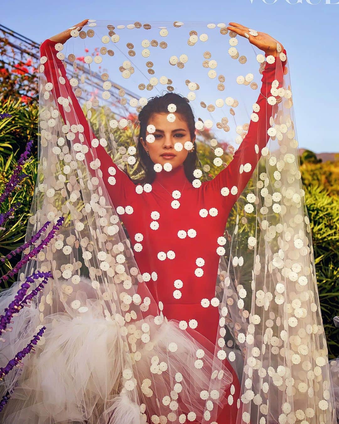 Always With Selenaのインスタグラム：「“Lo fue cuando era más joven porque, francamente, estaba encontrando mi propia voz y tratando de aclarar quién era y cuáles eran mis creencias. Cuando la encontré, sentí que sí era una responsabilidad utilizar mi plataforma de manera significativa”」