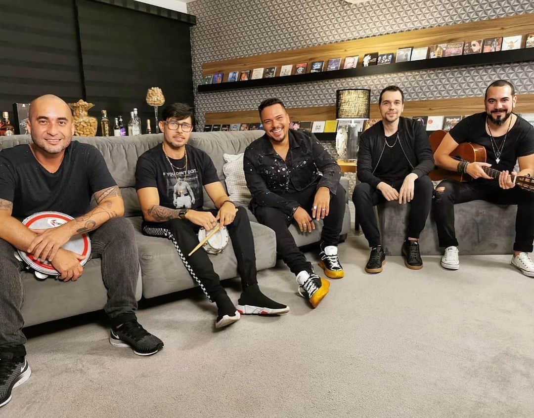 Sorriso Marotoのインスタグラム：「Sorriso no rosto pra lembrar que a partir das 18:30 tem TVZ com @lexa ao vivo! A gente já tá no jeito! Daqui a pouco, sintoniza no @multishow 😊」