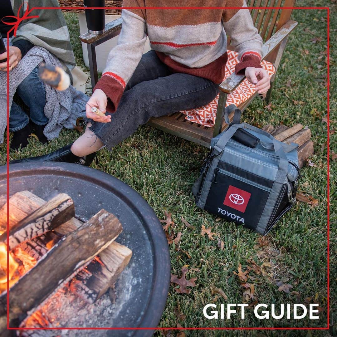 toyotausaさんのインスタグラム写真 - (toyotausaInstagram)「There's still time to cross the Toyota fan in your family off the gift list–and save! Tap + swipe 👉 to shop 𝟰𝟬%𝗢𝗙𝗙+𝗳𝗿𝗲𝗲 𝘀𝗵𝗶𝗽𝗽𝗶𝗻𝗴 on our Toyota Outfitters Gift Guide thru 11/30. #CyberMonday #LetsGoPlaces」12月1日 5時57分 - toyotausa