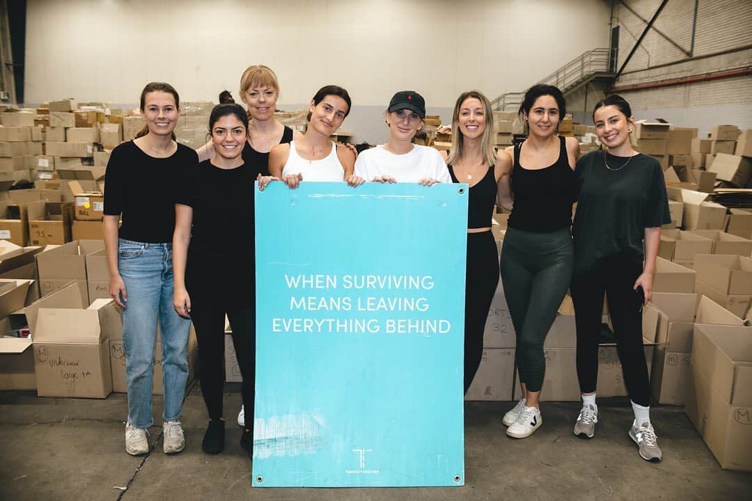 ベック&ブリッジのインスタグラム：「In honour of #GivingTuesday we're donating $5 to our partner @thread_together from every online sale made today. For $5 Thread Together can provide a new wardrobe to a person in Australia impacted by domestic violence, financial abuse, those coming out of long term health care, the unemployed and many who are rebuilding from our recent bushfires and the pandemic #GivingTuesday #becandbridge #threadtogether」