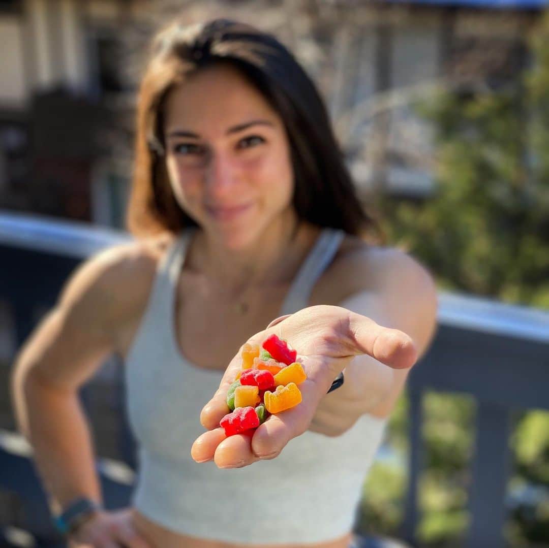 アレックス・パッチシオのインスタグラム：「What does your recovery look like. Part of mine is having a very colorful Monday with @evn_cbd !💕 . Make sure to check out their site and take advantage of their sale going on! They have a holiday gift set and more! . HAPPY MONDAY!!! 💪🏻❤️ @evn_cbd」