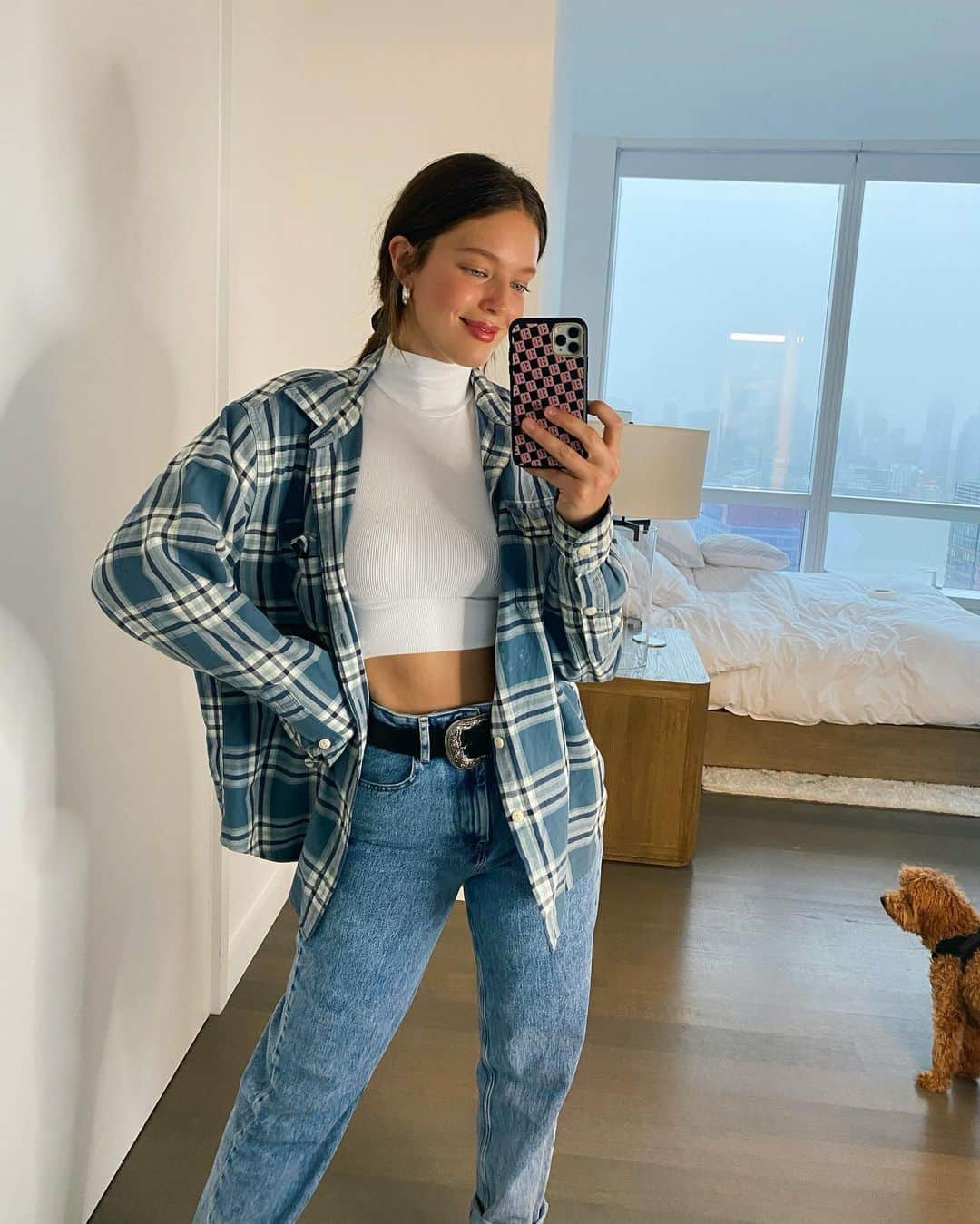 エミリー・DiDonatoのインスタグラム：「Some of you said I needed to step outside the box a little bit with my outfit recreations so here’s me trying to do that. Crop tops and a flannel are honestly as far as I can go today. 😂 Swipe to the end to see original outfit inspo of @tyrabanks on The Fresh Prince of Bel-Air. ❤️」
