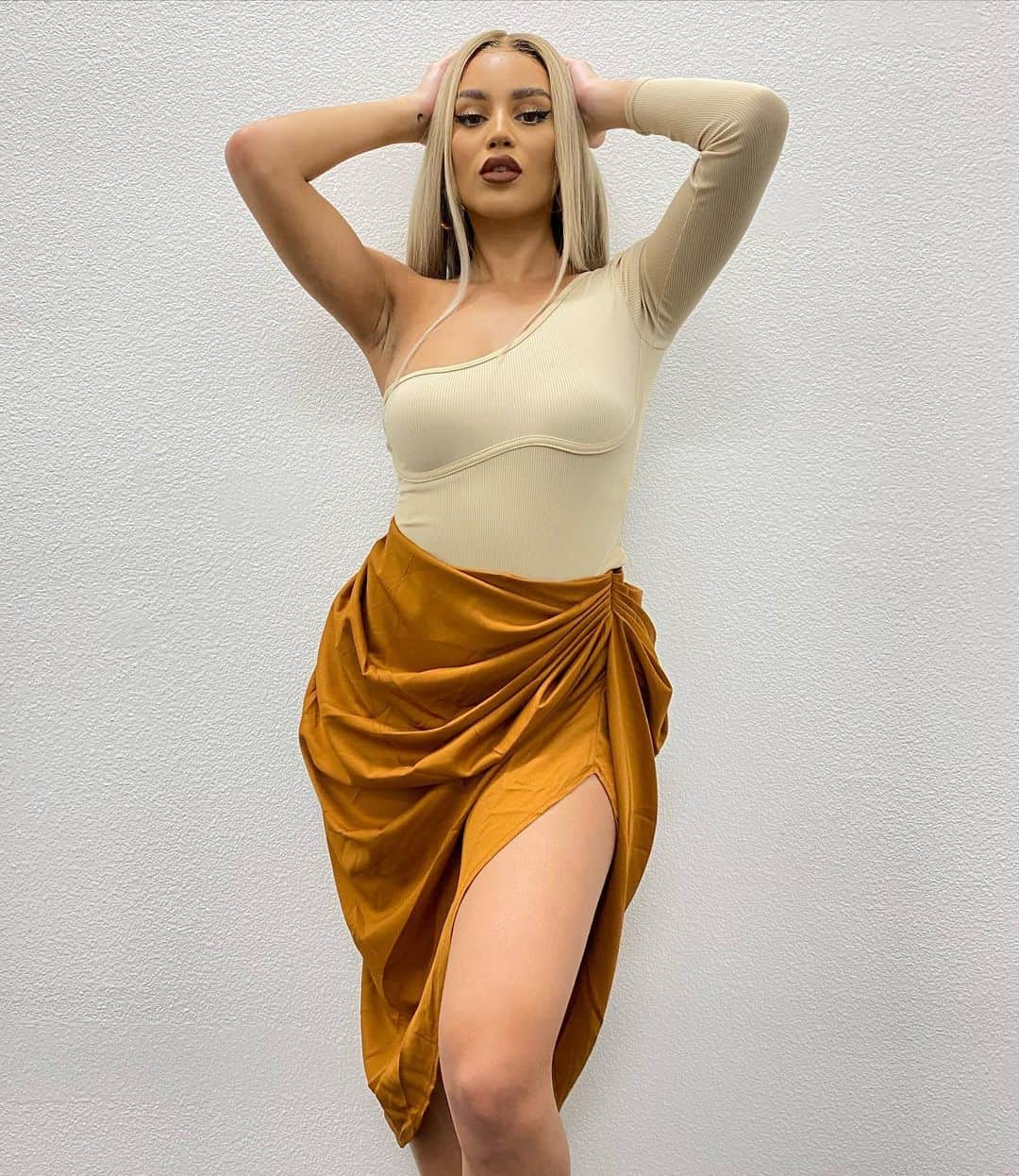 Val Mercadoさんのインスタグラム写真 - (Val MercadoInstagram)「2020 is almost over🤍💖PINK MONDAY💖there's up to 50% off Everything* + an extra 10% on @prettylittlething with code: PINK10 #PLTPinkMonday」12月1日 6時12分 - val.mercado