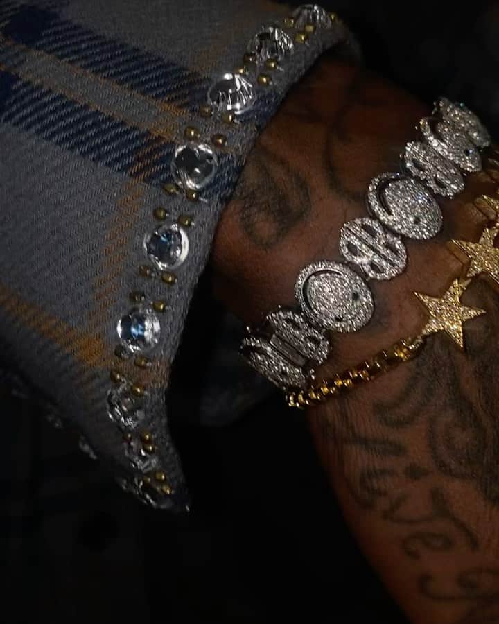 ウィズ・カリファのインスタグラム：「New custom 14kt Star 🌟 Power bracelet from @shopgld .. head over to get right this holiday」