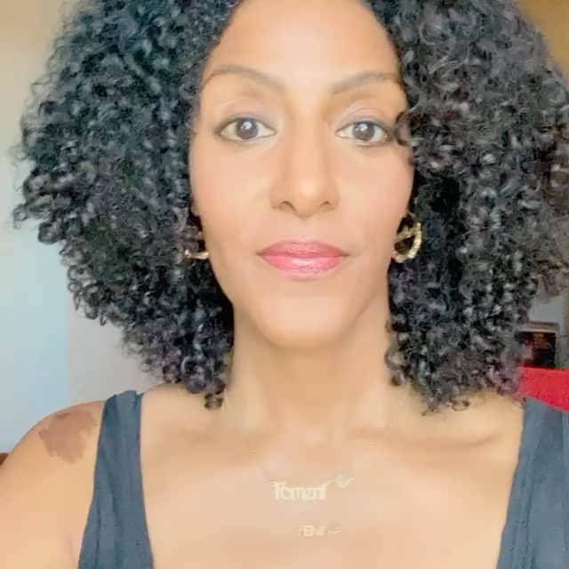 のインスタグラム：「Guess who’s birthday week it is! @yesimsarahjones !!! Coincidentally today is one week till the Dec. 7th voter registration deadline in Georgia...! Georgians, do you turn 18 by Jan. 5th, 2021?! Well then, you can register to vote in the run off senate election! Georgians please register &/or check your registration status to make sure you haven’t been purged. Early voting starts Dec. 14th! You can get info from the following orgs: @votolatino @fairfightaction @gaconganas @conmijente @newgeorgiaproject #GeorgiaConGanas」