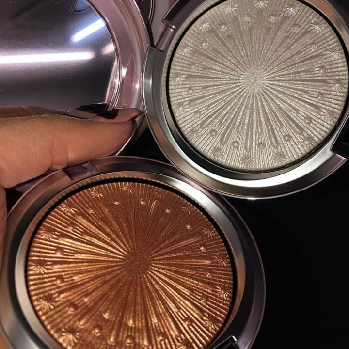 のインスタグラム：「Step bright up with Extra Dimension Skinfinish / Frosted Firework in Flare For The Dramatic and Let It Glow✨. #MACFrostedFirework #MACHoliday #Regram @canancansuofficial」