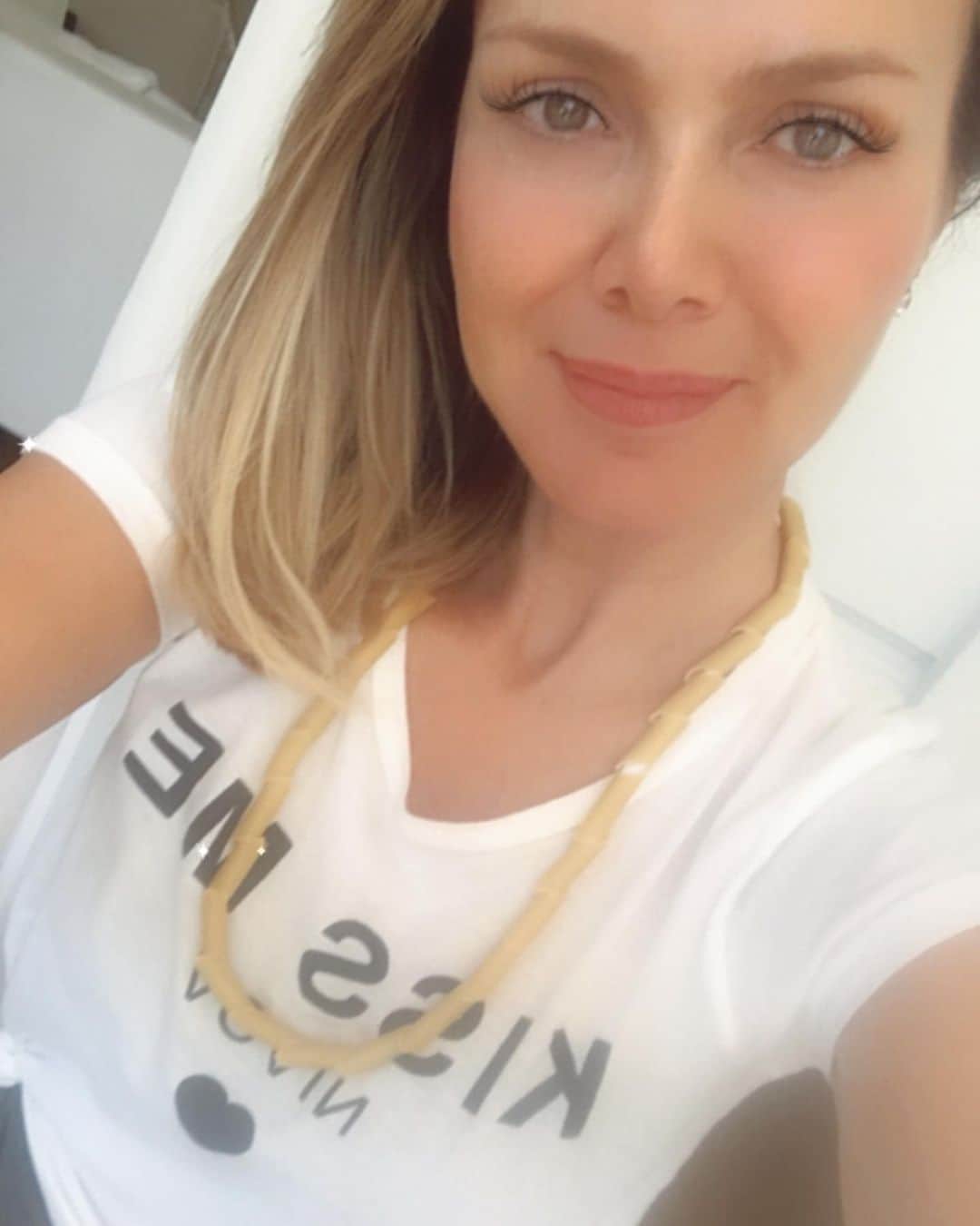 Eliana Michaelichin Bezerraのインスタグラム：「Meu look do final de semana, que tal? 🙈Com um pouquinho de sobra de macarrão que venceu, fizemos uma atividade divertida que Manu e Arthur adoraram. Colar que tbm virou pulseira. Estimula a coordenação e criatividade.Valeu a brincadeira❤️ Nesta pandemia com as crianças mais em casa, aceito sugestões. Tá? #inventandomoda  #atividadesparacrianças  #diversão #passatempo」