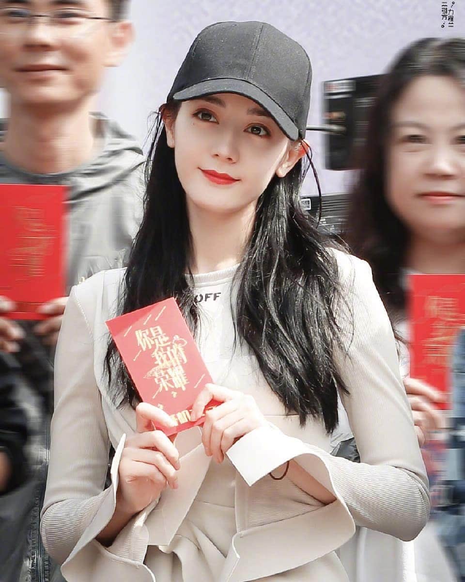 のインスタグラム：「#迪丽热巴 #热巴 #胖迪 #小迪 #dilirebadilmurat #dilireba #dilraba #dilrabadilmurat」
