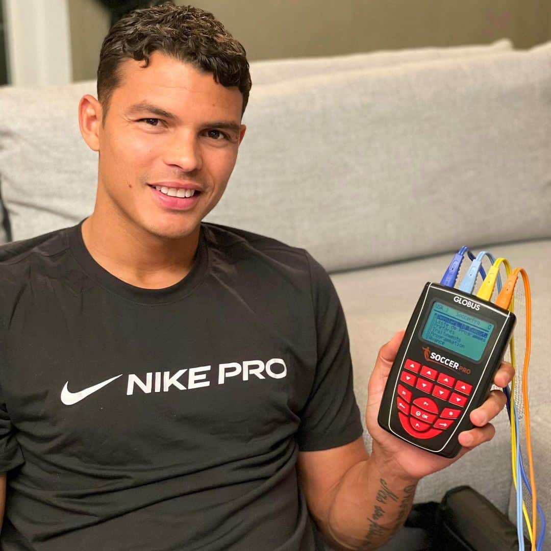 チアゴ・シルヴァのインスタグラム：「🇧🇷 Pra quem sempre pergunta como cuido do meu condicionamento físico, uso a gama de produtos da @globuscorporation na recuperação pós jogos e treinos e equipamentos de prevenção a lesões.  🇬🇧 For those who always ask how I take care of my body, I use the @globuscorporation product range for post-game recovery and injury prevention training and equipment. • • • #ThiagoSilva #OhhThiagoSilva #CFC #Chelsea #FamiliaSilva #ChelseaFC #London #LondonCalling #Londres #UnitedKingdom #England #Inglaterra #ThiagoIsBlue #WeAreBlue #ChelseaFans #BluesForever #cfcfans #chelseafootballclub #Chelseafcfans #StopCorona #CoronaOut #StopCovid #GlobusCorporation #Globus #WeAreGlobus #Recovery #elettrostimolazione #PressoTherapy #PhysioTherapy」