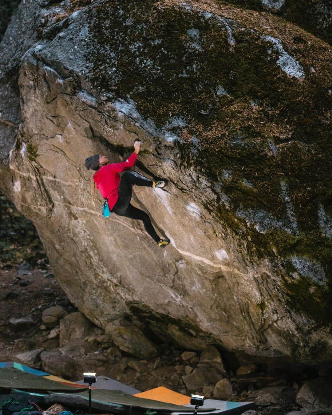 のインスタグラム：「~ Training & Stoke ~  Preparing to free El Cap in a day for me meant balancing long days on the wall to build fitness and comfort with maintaining some level of power and strength that would become crucial for dispatching the harder pitches up high after already climbing nearly 3000ft. I think one of the reasons I failed last year on the A5 Traverse during my second attempt was due to a lack of power endurance (ability to hang on and execute semi-difficult moves) after a full day on the wall.   This year I payed a lot more attention to keeping my power up even while I was climbing on El Cap. One of the most memorable days for me was when @cannonjtc and I woke up at 2am to climb from the ground to The Alcove (~2000ft, aka the “sit start”). We got back on the ground at around 3pm, where I took a few hours to chill and then I decided to go bouldering on the Valley floor with some friends. Thankfully Yosemite is also home to some world class boulders as well as the much taller walls 😉   At first I felt super sleepy and unmotivated but was encouraged by a group of friends who brought the crash pads, lights, and the most important item - stoke! We bouldered until 9pm that night and I climbed pretty well considering it was such a long day. After that day I knew I was ready for a real attempt on Golden Gate.  Huge thanks to the crew that day - @james_lucas @shawnraboutou @jess_talley @jonglassberg. James, @shannonekj and @kimbroughclimbs created one of the most comprehensive and beautiful bouldering guides out there with the @yosemitevalleybouldering guide. Check it out!  Photos by @jonglassberg & @jess_talley // @louderthan11 of ‘The King’ (V6)   @thenorthface // @kodiakcakes // @petzl_official // @lasportivana」