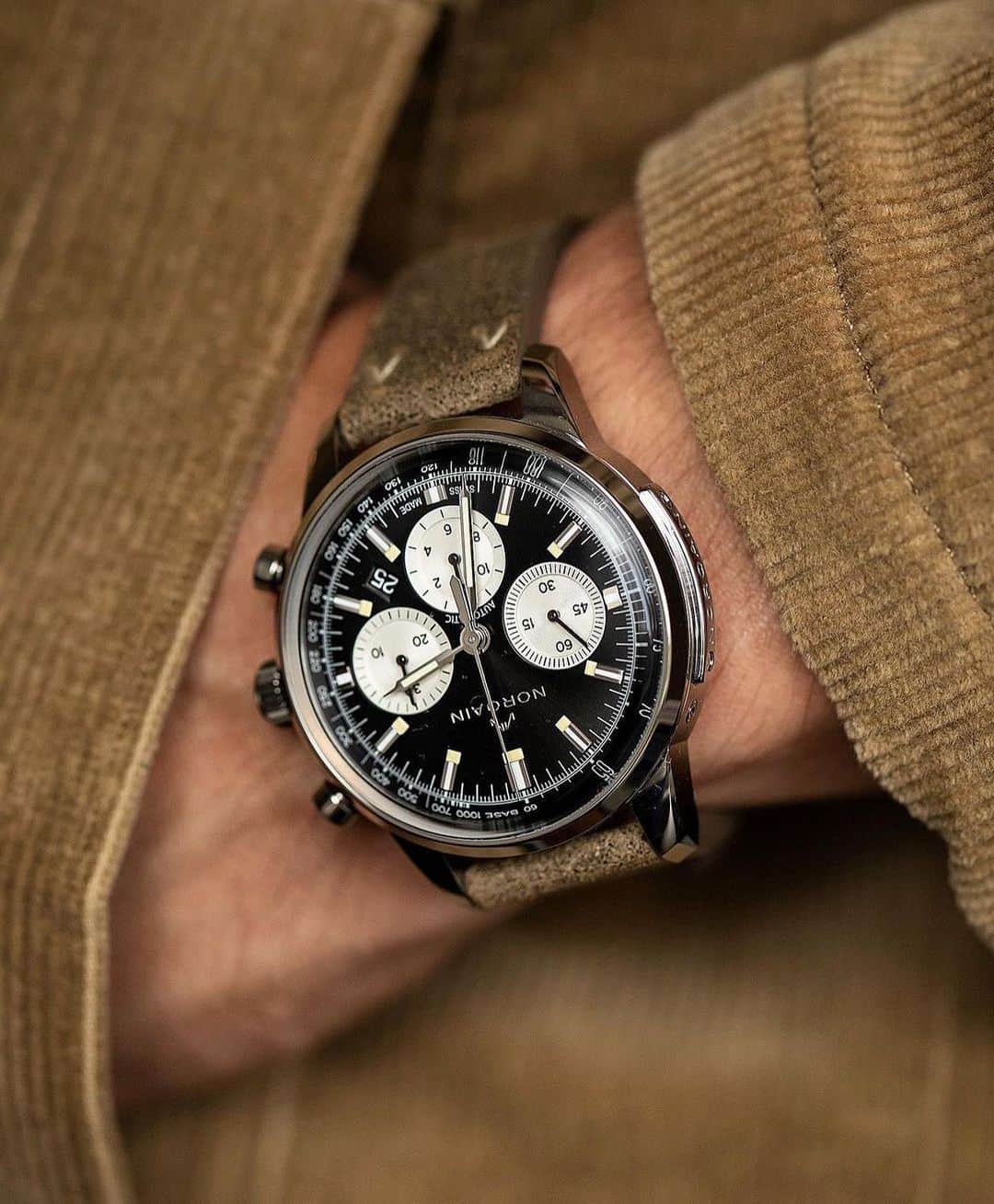 Daily Watchさんのインスタグラム写真 - (Daily WatchInstagram)「On the wrist here, the @Norqain Freedom 60 Chrono Auto with Norqain Calibre NN18 movement (ETA 7753). The case finishing and the dial details are impressive. I also really like the boxtype sapphire crystal glass and the unique Norqain mountain stitches on the vintage leather strap. #Norqainer #DailyWatch」12月1日 6時48分 - dailywatch