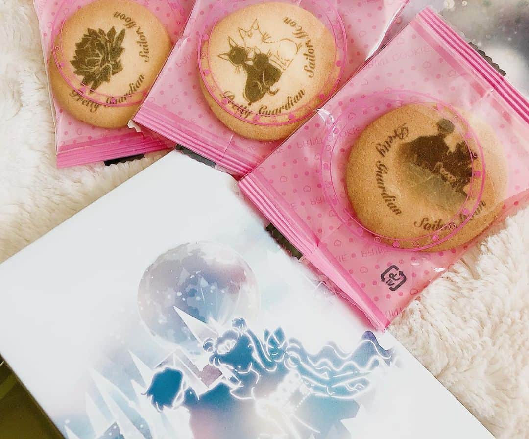 Sailor Moonさんのインスタグラム写真 - (Sailor MoonInstagram)「✨🌙 Love this Sailor Moon X Small Worlds Tokyo tin & pen! Swipe to see cookies!! 🌙✨  Thanks @cassiemitchele!  #sailormoon #セーラームーン　#smallworldstokyo #cookies #pen #tin」12月1日 6時50分 - sailormoon_sc