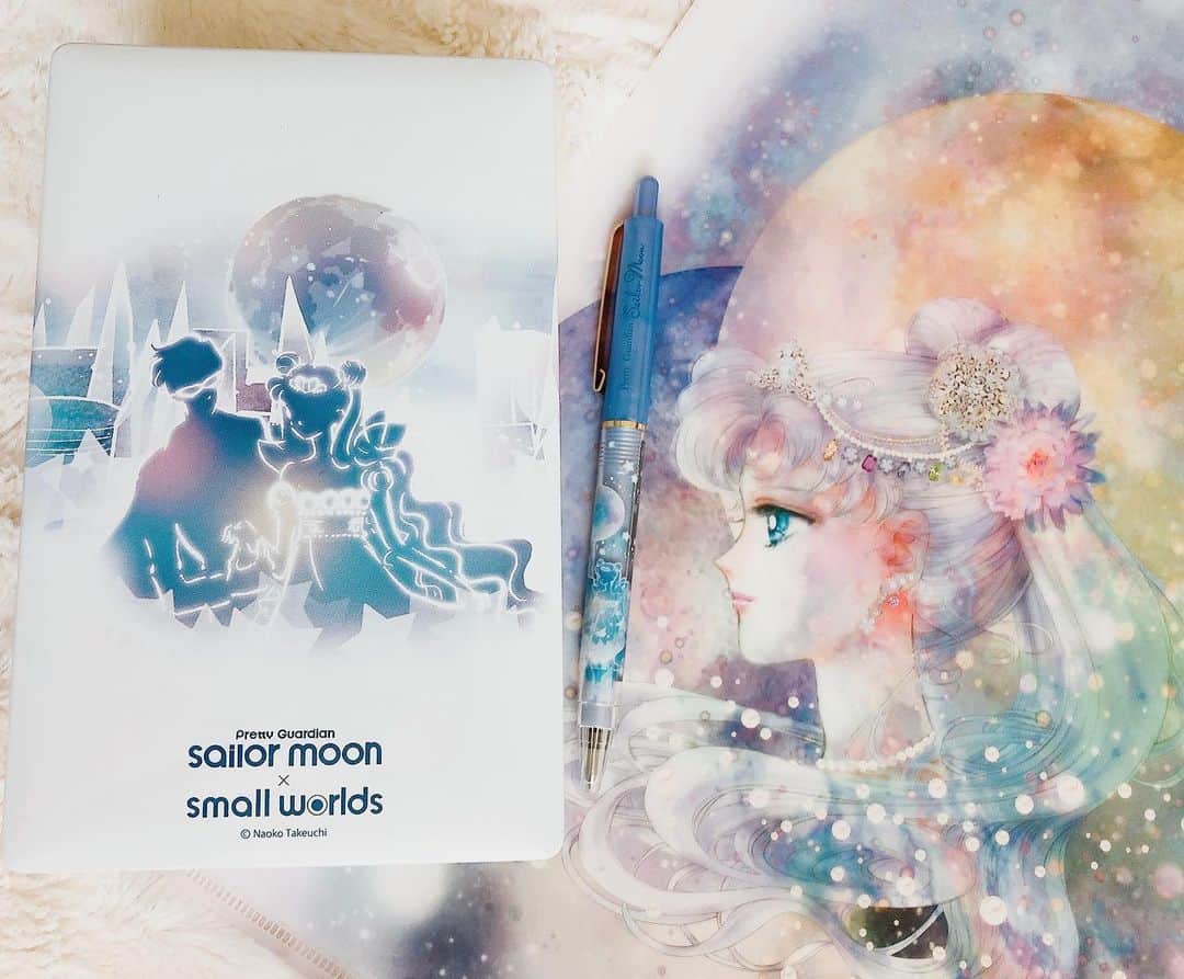 Sailor Moonさんのインスタグラム写真 - (Sailor MoonInstagram)「✨🌙 Love this Sailor Moon X Small Worlds Tokyo tin & pen! Swipe to see cookies!! 🌙✨  Thanks @cassiemitchele!  #sailormoon #セーラームーン　#smallworldstokyo #cookies #pen #tin」12月1日 6時50分 - sailormoon_sc