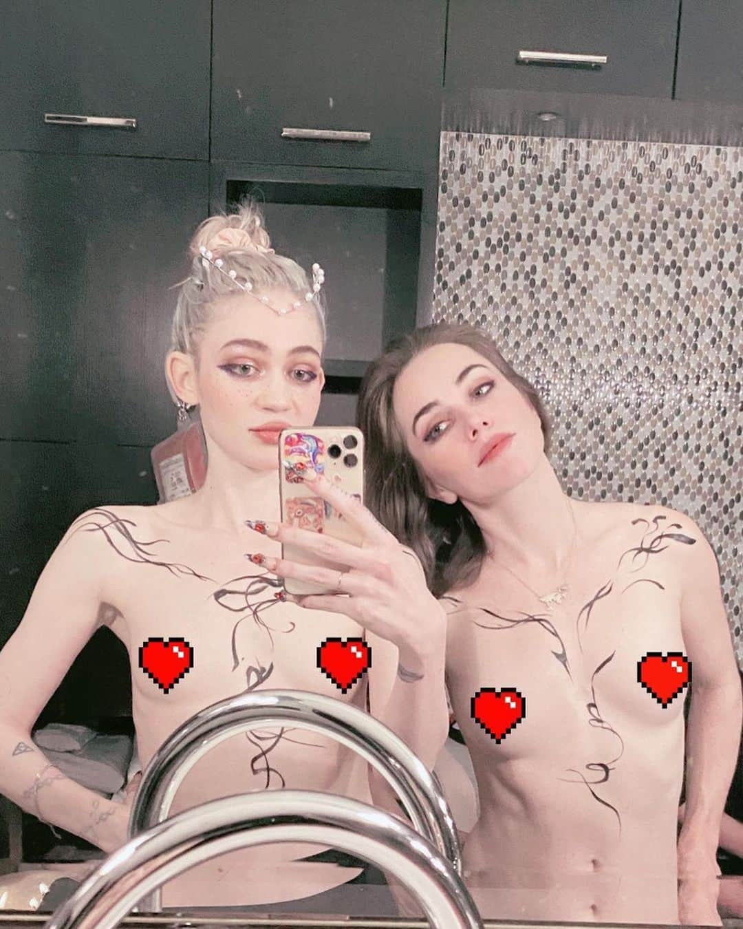 グライムスのインスタグラム：「Whose excited for @cyberpunkgame !!!! Dec 10!!!  Im playing a cyborg popstar so I hope y’all make it to that part of the game hahaha  Body art by grimes on my model @liv_boeree   Swipe for galactic lady of shallot 🐉🎨🪐📷」