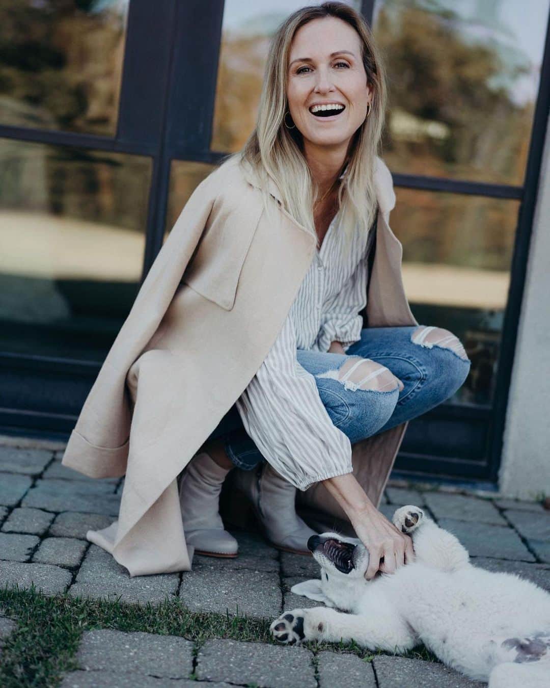 コリー・ロバートソンのインスタグラム：「3 quick things to tell you:  1 - remember when I said Edward (our new puppy) slept all over the house and I felt like I had a middle schooler again, well scratch that. He’s a toddler, one that is really cute but ridiculously destructive 🤣  2 - you have till midnight for the amazing @carlyjeanlosangeles sale 30% off code: GIVEBIG this trench coat is like butter 🤗 so soft and beautiful! You’re going to love it all!   3 - I LOVED doing this giveback sale with my mom and all my girls and can’t wait to show you what we get to do with all of the money we raise through YOUR SHOPPING! Thank you @carlyjeanbrannon for using your shop and your influence for good and to @onekngdm for the great work you are doing in helping those in need 🧡  That’s it!  Now, go shopping 🤩」