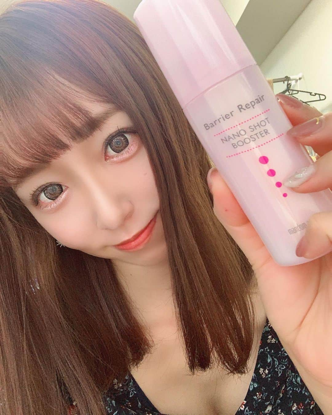 華月咲（さーちゃん）のインスタグラム：「1201 おはさーちゃん\( ･ᴗ･ ) だいぶ乾燥する季節になりまちた👼 安心安全のマンダムさんの美容液！！！ 化粧水前の＋５秒っていうのが嬉しい✨ 毎日２回（朝晩）は絶対にやるスキンケア だから簡単の方がいいよね☺️ありがたや。 色も可愛いし持ち運びやすいサイズだから コロナ落ち着いて旅行いくときとかにも🙆‍♀️ ずっと綺麗でいる為の必須アイテム(｡☌ᴗ☌｡) ＊ さて、12月も笑顔全開でがんばろ〜🌈💓 ・ ・ #華月咲 #さーちゃん #導入美容液 #バリアリペア #ナノショットブースター #ブースター #おこもり美容 #おうち美容 #monipla #mandom_fan #フォロワー募集中 #インフルエンサー  #fashion #ootd #makeup #kawaii #instafashion #outfit #follow #followme #instagood」