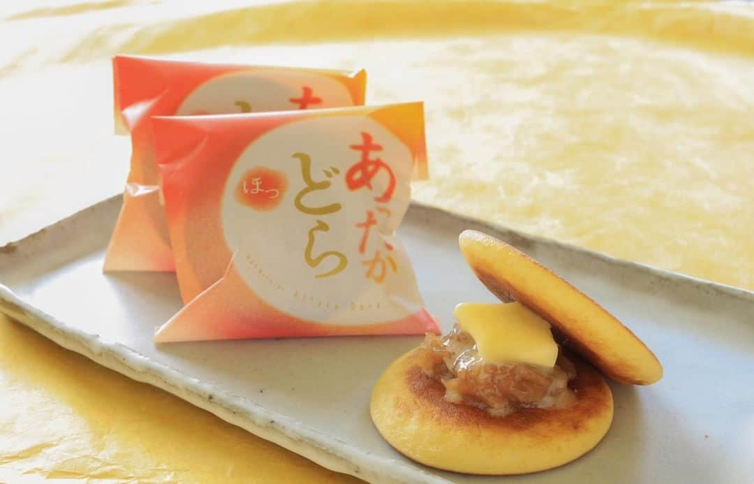 Toru Tsuchieさんのインスタグラム写真 - (Toru TsuchieInstagram)「今日の和菓子はレンジでチン！する #どら焼き 「あったかどら」です。 シナモンの香りがするりんご餡と 有塩バターが入っています。 販売中です  プロジェクターのテストで子供にマリオカートさせました。  フェイスブックページのいいね！もよろしくお願いします。 https://www.facebook.com/shishisu/ I would like a job request from you. Today's wagashi is #hot #dorayaki .  #福泉堂  #和菓子  #出雲 #แอปเปิ้ล #販売中 #あったかい #manzana #pomme #アルバイト募集 #チン！ #яблоко #シナモン」12月1日 7時05分 - choppe_tt