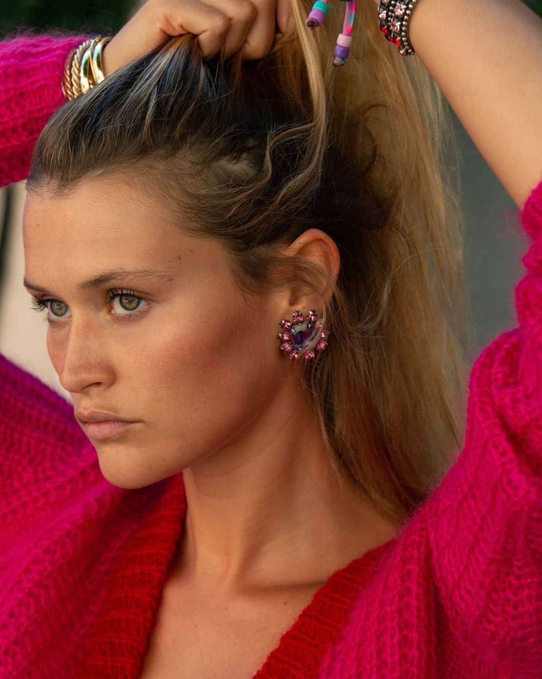 ダニジョーのインスタグラム：「UP CLOSE + PERSONAL 🌺 Chloe in the Rae Studs + Magenta Sweater 🛒」