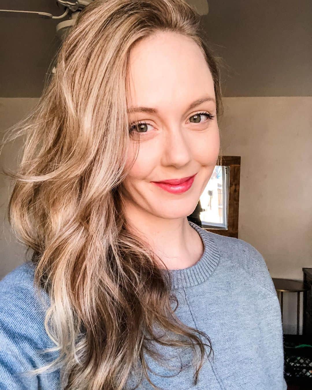 シャーロット・ケイト・フォックスのインスタグラム：「日本の皆様、めっちゃ会いたいです！  COVID-19のワクチンがうまく機能することを願っています。 そうなれば息子を日本に連れて行くことができます。 私の第二の国、海の向こうの故郷。」