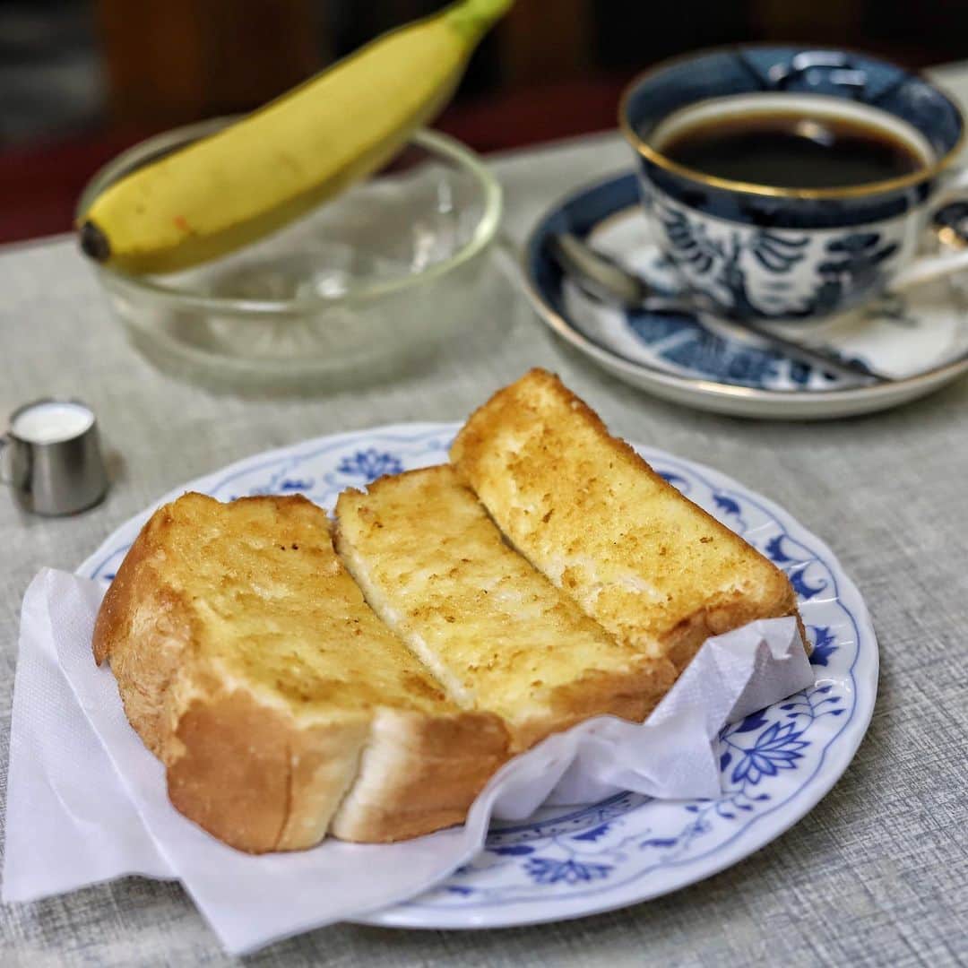 きょん。さんのインスタグラム写真 - (きょん。Instagram)「.  .  喫茶むらかみ  居た人来る人 みんな常連さん。  開口一番 "おばあちゃんばっかりで ごめんね〜”って。  モーニングは バナナorたまご 選べます☀︎  #喫茶むらかみ #coffee#osaka」12月1日 7時17分 - kyon_tokiiro