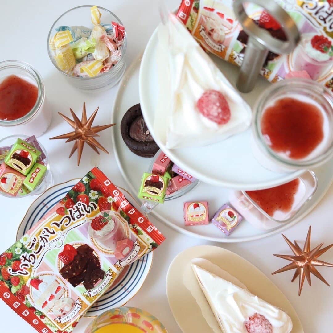 チロルチョコのインスタグラム：「いちごデザートの魅力がつまった一袋🍓✨﻿ チロルチョコの＼いちごがいっぱい／のご紹介です👩‍🍳💓﻿ ﻿ チロルから3種類のいちごのデザートをご用意いたしました🍽﻿ ﻿ 中には﻿ ▪️いちごショートケーキ﻿ ドライいちごとビスケットクランチを生クリーム風味のチョコといちごチョコに押し込みました🎂﻿ ▪️いちごブラウニー﻿ チョコケーキ風味あんでブラウニー生地を再現🙈﻿ アーモンドとドライいちごがアクセント🙌﻿ ▪️いちごムース﻿ マシュマロでムースの口どけ感を再現しました🍓﻿ ﻿ みんな大好きいちごがたァっぷり詰まった﻿ いちごがいっぱい🍓﻿ ぜひお試しください👩‍🍳﻿ ﻿ ﻿ ﻿ ﻿ ﻿ ﻿ ﻿ #tirol #tirolchoco #チロルチョコ #チロル #チョコレート #おやつタイム #chocolate ﻿ #いちごがいっぱい﻿ #おうちカフェ #おやつの時間  #chocolatelover  #shopチロルチョコ」