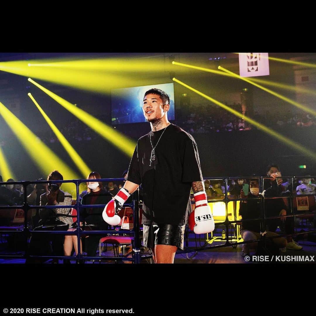 中村寛のインスタグラム：「お客さんが入っての試合。 久しぶり過ぎて心の底から楽しい時間やった。 試合は応援してくれてるファンとスポンサー様との思い出でもある。 . よしっ早く目治すで〜🔥 この写真撮ってくださった方ありがとうございます。 . . . . #格闘技 #キックボクシング  #kickboxing #rise #deep #rizin  #abema #tv #abematv  #deadoralive #in #osaka  #fighter #photo  . .」