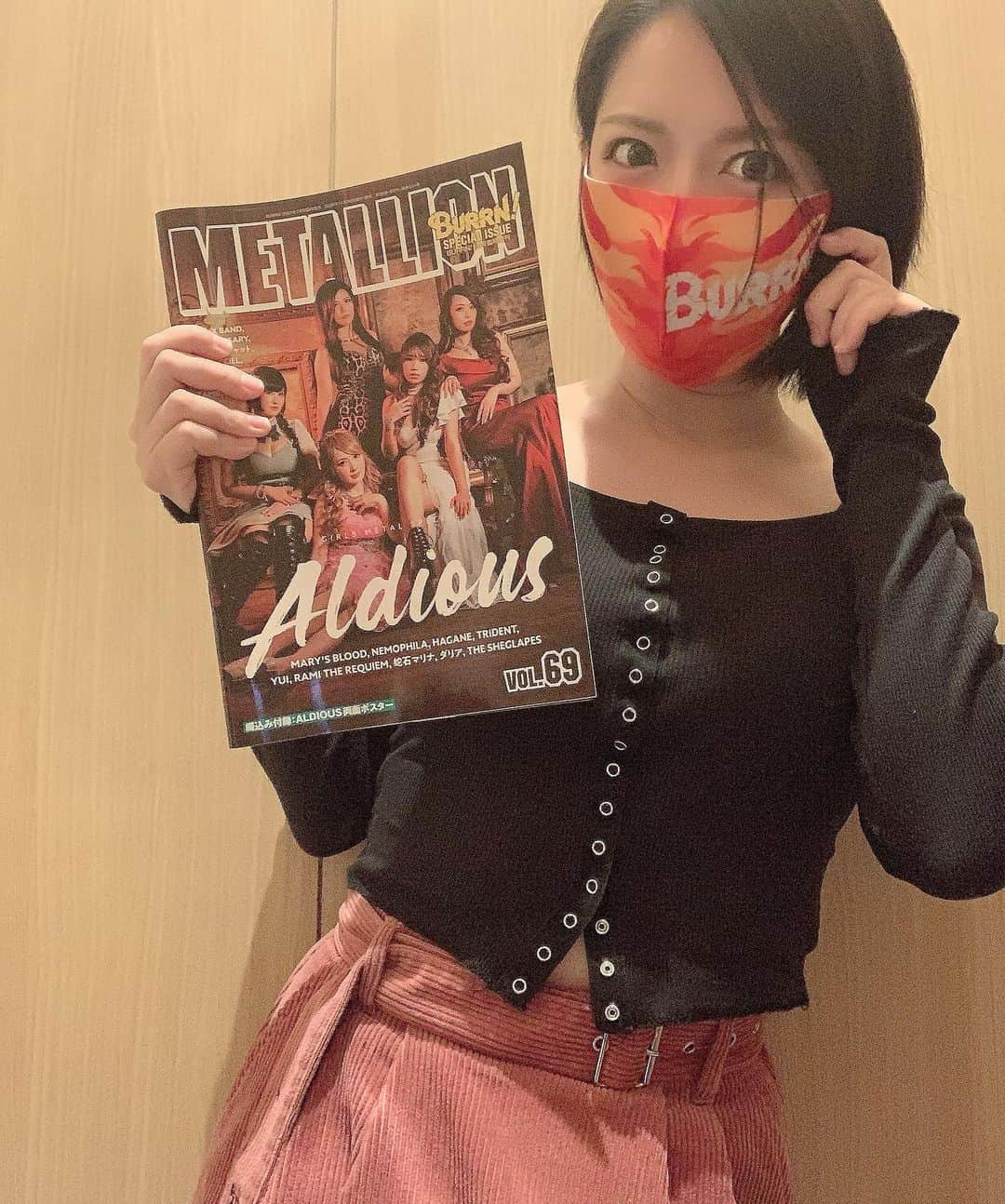 ERYさんのインスタグラム写真 - (ERYInstagram)「昨日、METALLIONのvol.69が発売になりました！ 久々に個人的にインタビューしていただきまして、撮り下ろしの写真で4ページ掲載されております！びっくりのボリューム！！ 最近の事をざっくばらんにお話しておりますので、是非ご覧くださいませ！ そしてBURRN!オリジナルマスクもGETだぜ！こちらはシンコーミュージックのサイトから購入出来ます。 自作マスク以外のマスクは久々につけましたが、大きめでストレスなくつけられます。 なかなかのメタル感。最近はどこへ行くにもマスクが必要だったりするので、色々なバリエーションのマスクを持っていても良いですよね。 #METALLION #メタリオン #撮り下ろし #BURRN #BURRNマスク #あとこの前の写真で見えなかった #royreflectoverjoy の #コーデュロイロングスカート #ベルトの刺繍を見て #可愛いでしょ」12月1日 16時41分 - bass_ery