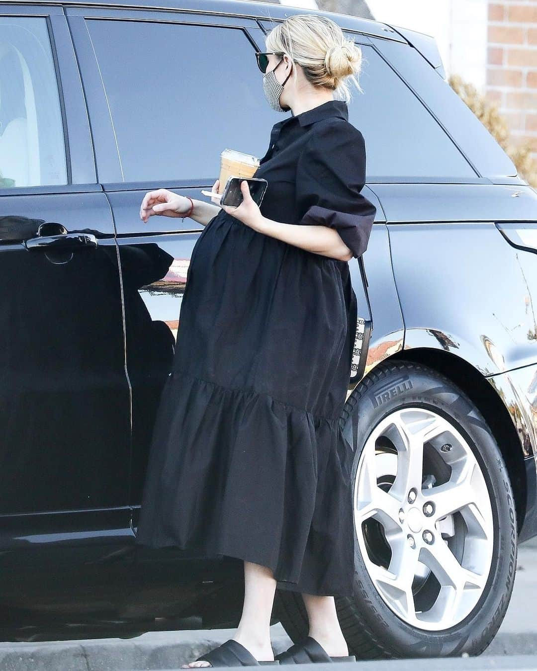 Just Jaredさんのインスタグラム写真 - (Just JaredInstagram)「Emma Roberts, who is pregnant with her first child, was spotted on a coffee run on Monday afternoon in L.A. #EmmaRoberts Photos: Backgrid」12月1日 16時42分 - justjared