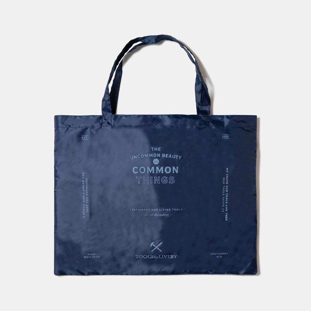 TOOLS to LIVEBY / 禮拜文房具のインスタグラム：「.  Tools to Liveby 輕量摺疊購物袋(大) 新色上市  中性簡約的藍色，不分性別均適合使用，搭配穿搭時更顯得隨性自在，是必備的隨身物品。  禮拜文房具官網、門市同步販售中。 .」