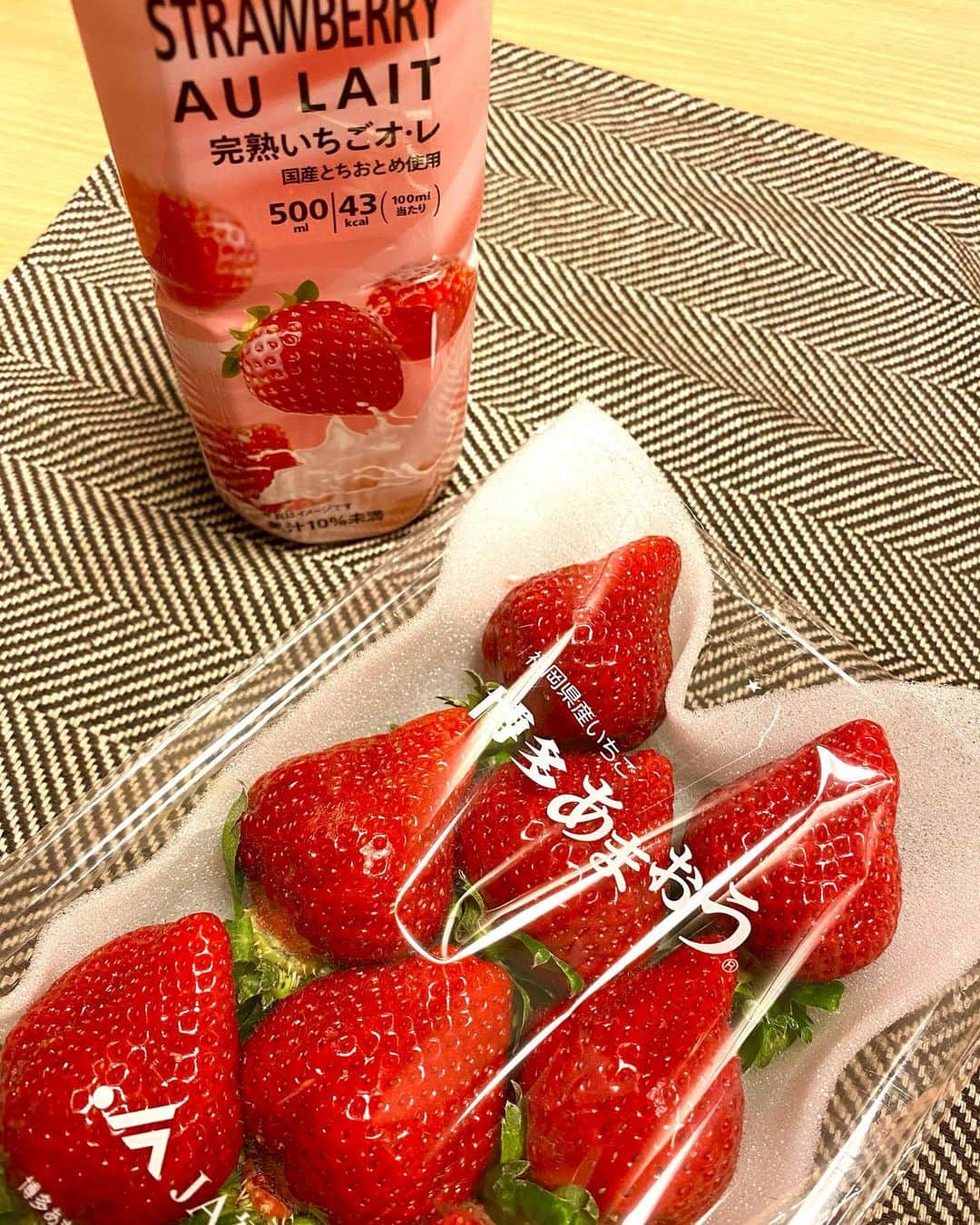 桃乃木かなさんのインスタグラム写真 - (桃乃木かなInstagram)「🍓 色んな品種があるから飽きないな〜! 最後のはブラッターチーズと蜂蜜バルサミコ🍯 #HACHIKU #フルーツ販売 #池袋」12月1日 16時55分 - kana_momonogi