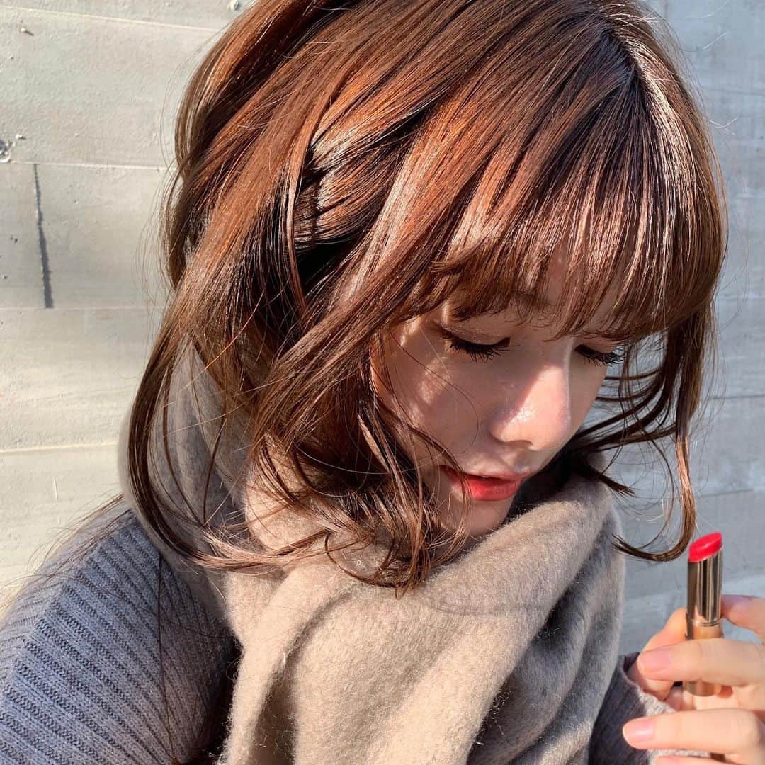 西谷菜々のインスタグラム：「. OPERAの透けるラメ色ティント💄  2年前に即完売した大人気リップが、ホリデーシーズンに合わせてオンライン限定で復刻🎁 この透け×うる感はOPERAならでは✨  冬のキラキラメイクって儚くてキュンとする☃️🤍  #オペラリップティント #透けるラメ色ティント #リップティント #ティントリップ #pr」