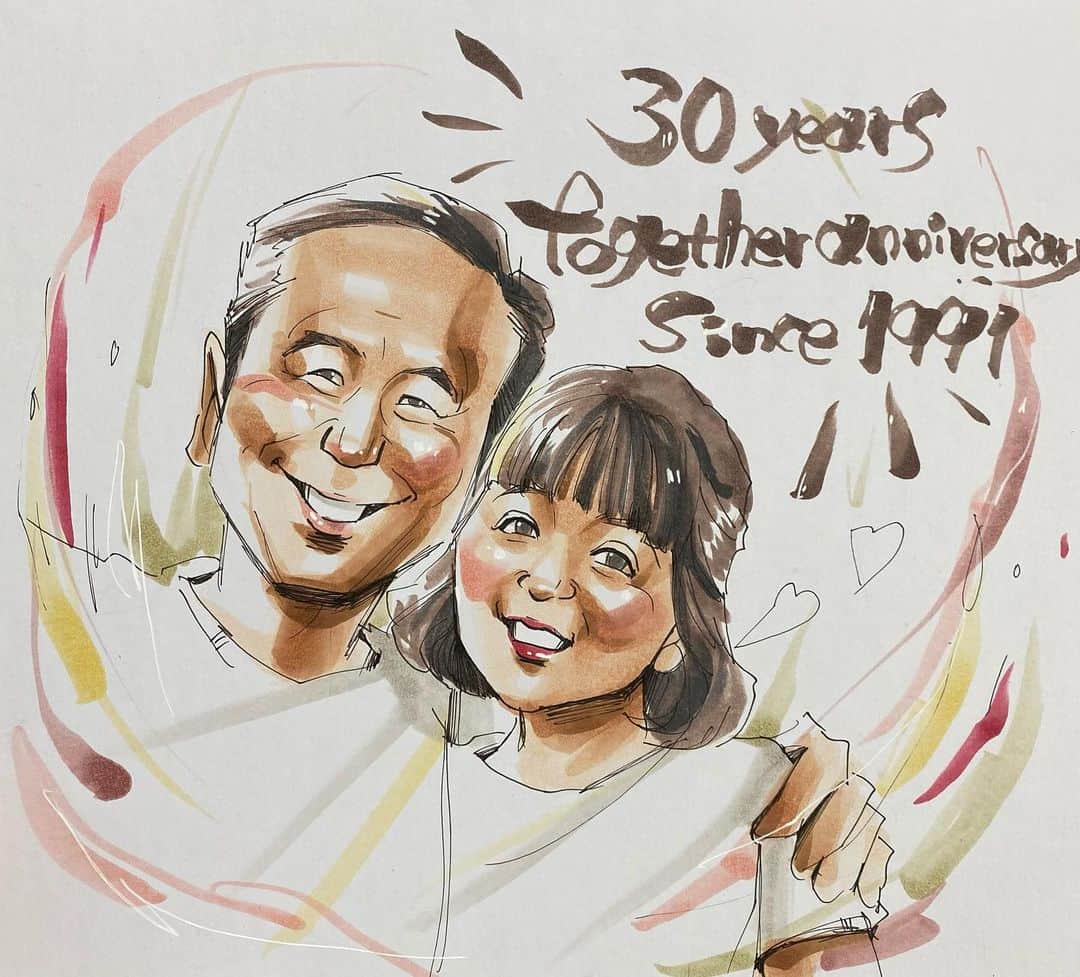 似顔絵★𝗚𝗢𝗥𝗜𝗞𝗜𝗡𝗚のインスタグラム：「. . 同じ方からの二枚目❤️ . . #gorikingの小洒落てみたシリーズ  で、ご両親へのプレゼント🎁💕 . . お母様が衝撃的に若くて可愛くてびっくり🤫💕 これからもお二人仲良くお過ごしください😘⭐️✨  素敵なご依頼ありがとうございました💕 . . .  ❌❌現在は、予約受付終了してます❌❌ 。 . . .  2020年度ご予約のお客✨ 現在135番までの方へ案内中です🌟✨💕 DMの確認いただきgmailへ返信宜しくお願い致します🙇‍♀️🌟✨✨ . . . .  次回の予約応募は、2020年のご予約分を書き終える予定の 来年春から夏頃の、、、予定です。 ※あくまでも予定なので前後します🙇‍♀️ . . . .  オーダー再開の際には 人数制限あるため必ず予約ができるわけではございません。 そのことも踏まえた上で 次回ご検討いただけると嬉しいです(^^) . . また、結婚式の使用を考えてくださる方も多いです✨  前々からお伝えしていますが、 基本的に予約順に対応しているため、 近々の納期を希望される方は、 対応できないこともあるので、 あらかじめご了承ください💦 . . . . . ※今回予約が取れた方へ※ . .  写真がまだ用意できてない、入金が遅れそうなど、状況により、順番が前後することもございます‼️ あらかじめご了承ください。 。 . . . また、芸能人、キャラクターのオーダー、パロディ風オーダーはお断りしています。  芸能人については、ご本人様に直接プレゼントなどはOKです。 . . . . . . 💰料金表は過去投稿記事みてね❤💰 . . . . . ➡️ハッシュタグ⇨ goriking117料金表2019⬅️ . . ✨✨✨✨✨✨✨✨✨✨✨✨✨✨✨✨ @by.goriking のアカウントでは、 過去書かせて頂いたお客様方からの、 似顔絵のその後のお写真をいただき、 投稿しております^ - ^❤️❤️ 玄関に飾ってある似顔絵、 渡した瞬間のお写真、 ご本人とのお写真などなど💕 いろんな場面でのお写真お待ちしております^ - ^✨⭐️ . . . .  #似顔絵#pencildrawing#drawing#pencil#illust#painting#art#artwork#絵描きさんと繋がりたい#似顔絵師#gorikingの似顔絵屋さん#仲良し家族#仲良し夫婦#結婚記念日#結婚30周年#ありがとう#感謝#プレゼント#🎁#present#両親#comicart#anime#animeart#comicartist#animejapan」