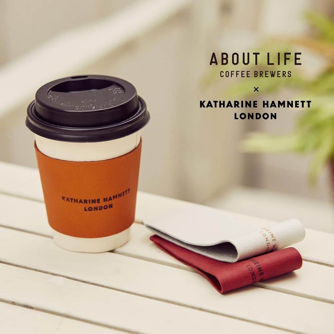 ABOUT LIFE COFFEE BREWERSさんのインスタグラム写真 - (ABOUT LIFE COFFEE BREWERSInstagram)「【KATHARINE HAMNETT LONDON オリジナルコーヒースリーブプレゼント🎁】 12/2(水)より、コーヒー豆とコーヒーをご注文頂いたお客様にKATHARINE HAMNETT LONDON @katharine_hamnett_london_jp のオリジナルコーヒースリーブをプレゼントします！🎁 KATHARINE HAMNETT LONDONは、1979年に英国で誕生したサスティナブルファッションブランド。 環境問題だけでなく、社会課題へのアプローチをファッションを通じて行っています。 このコーヒースリーブは、靴を生産する際に余った生地を無駄にすることなく使用し、職人が全て手作業で制作をしています。 数に限りがありますので、なくなり次第終了とさせて頂きます。 コーヒーと併せてお楽しみ下さいー！☕️🥤  #aboutlifecoffeebrewers #aboutlifecoffee #onibuscoffee #onibuscoffeenakameguro #ratiocoffeeandcycle #akitocoffee #stylecoffee #specialtycoffee #tokyocoffee #tokyocafe #shibuya #tokyo #katharinehamnett」12月1日 16時52分 - aboutlifecoffeebrewers