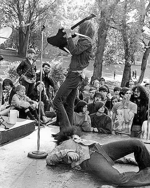 スラッシュさんのインスタグラム写真 - (スラッシュInstagram)「#Repost @50ftquennie  Rob Tyner & Fred"sonic" Smith of MC5 at West Park in Ann Arbor, Michigan in 1969 Photo by Leni Sinclair iiii]; )'」12月1日 16時53分 - slash