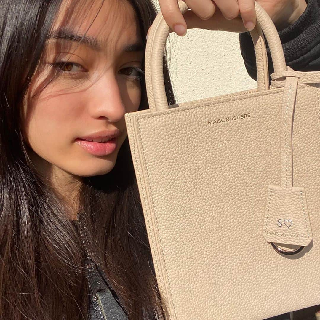 遠藤さくらさんのインスタグラム写真 - (遠藤さくらInstagram)「Definitely recommend this purse for Christmas gifts🥺 3 different ways to wear them and can get an initial engraved」12月1日 16時54分 - offi.sakura