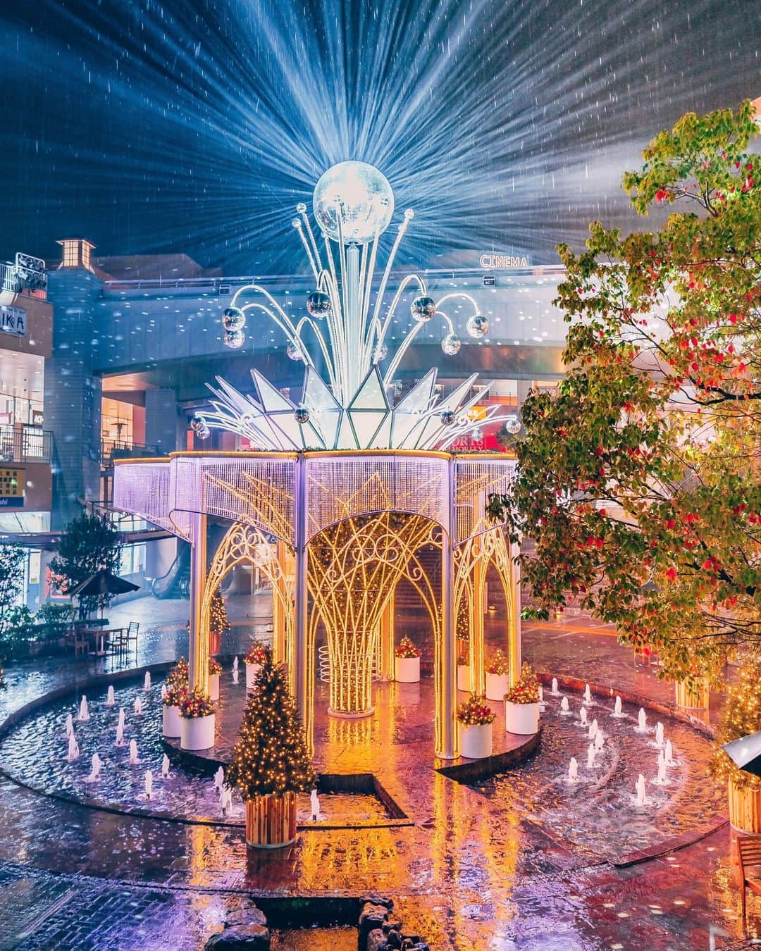 九州電力さんのインスタグラム写真 - (九州電力Instagram)「フラワーオブジェと噴水が織りなす幻想的な空間🏵️⁣ .⁣ 噴水の中央にそびえるフラワーオブジェ🎄ミラーボールが放つ輝きと噴水のコラボは必見です⛲️⁣ 決まった時間になると、光と水のショータイムが始まるので要チェック👀✨⁣ .⁣ パークプレイス大分周辺のおすすめスポット☝✨️⁣ 大分県立美術館（OPAM）をご存じですか？⁣ 2015年に開館した近未来的なデザインの美術館で、随所に”映える”コレクションが展示されています🖼️⁣ １階のアトリウムなど、無料で観覧できるエリアもあるので、足を運んでみてはいかがでしょうか😊⁣ .⁣ 📍パークプレイス大分(大分県大分市)⁣ 🚌大分駅からバスで約30分⁣ .⁣ ※写真は過去に撮影されたものです。⁣ 気兼ねなくお出かけできる日が来るまで、お届けする九州の風景が、皆さまの元気や癒しになれば幸いです🍀⁣ 九電グループでは、「あしたプロジェクト～あしたを、しんじて、たすけあおう～」を展開しています。詳しくは、HPをご覧ください✨⁣ .⁣  #九電 #kyuden #九州の灯り #九州ぐらむ #広がり同盟 #九州旅行 #九州 #九州愛 #kyushu #大分 #oita #おおいた #おんせん県 #おんせん県おおいた #oitagram #大分市 #パークプレイス大分 #パークプレイス #イルミネーション #イルミネーション2020 #イルミネーション巡り #クリスマスイルミ #ライトアップ #クリスマスツリー #幻想的な空間 #幻想的な世界 #絶景delic #インスタスポット #tripgramjp #あしたプロジェクト」12月1日 17時04分 - kyuden_official