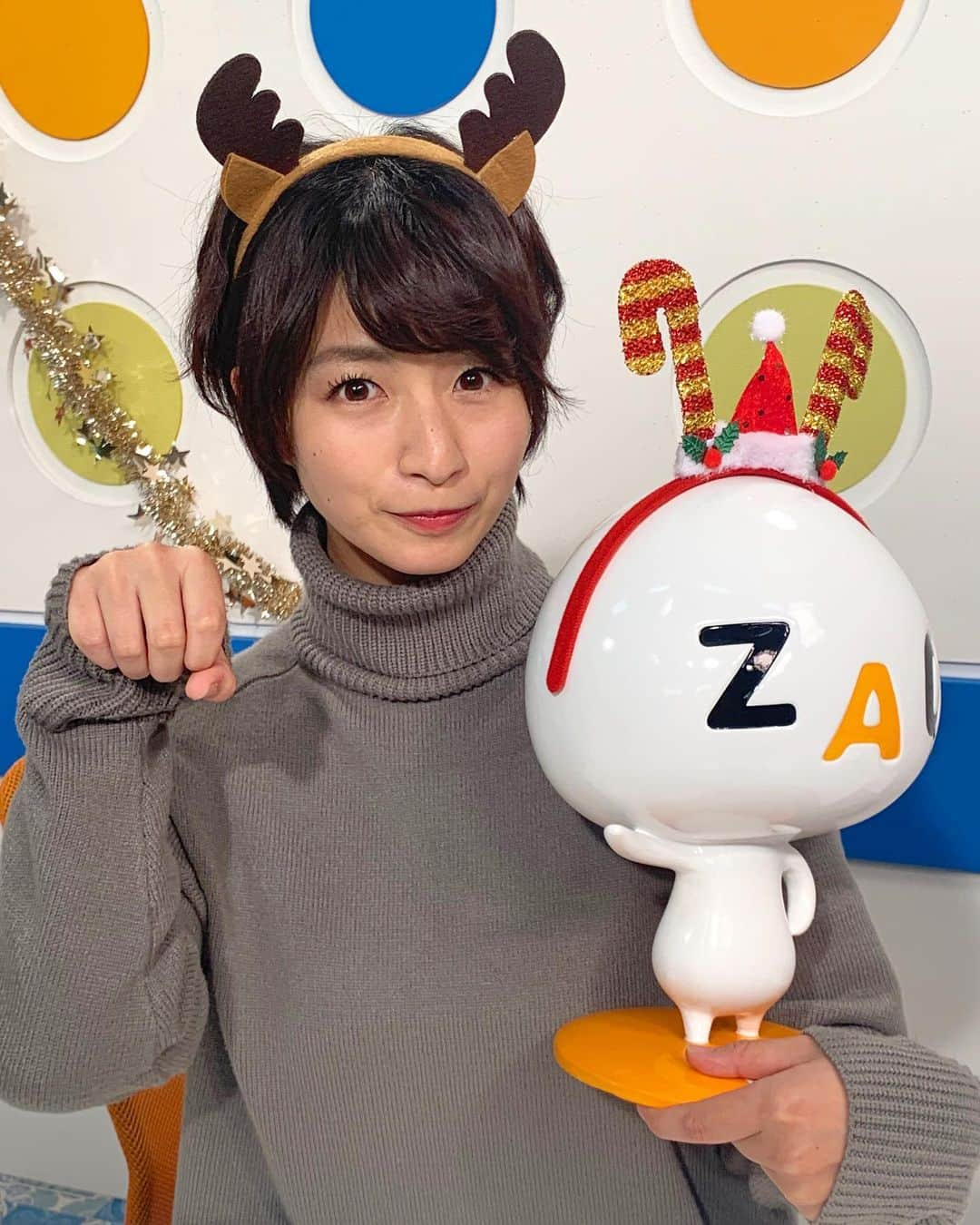 稲富菜穂さんのインスタグラム写真 - (稲富菜穂Instagram)「今日から12月🎄🎅💝🧑‍🎄. . ということで、 スタジオはクリスマス仕様🎄✨. .  17時からはつながるNewsりんくう・和歌山📺. . 18時からはつながるNews堺・南大阪・和泉・泉大津の生放送📺. . Jcomch、そして地域情報アプリ「ど・ろーかる」でご覧ください📺✨. . #jcom #南大阪 #りんくう #和歌山 #堺 #和泉 #泉大津 #つながるNews #つながるnews南大阪りんくう和歌山  #zaq #ざっくぅ #サンタさん #稲富 #トナカイ #照れた #照れた方が恥ずかしいやつ」12月1日 16時57分 - inatomi74